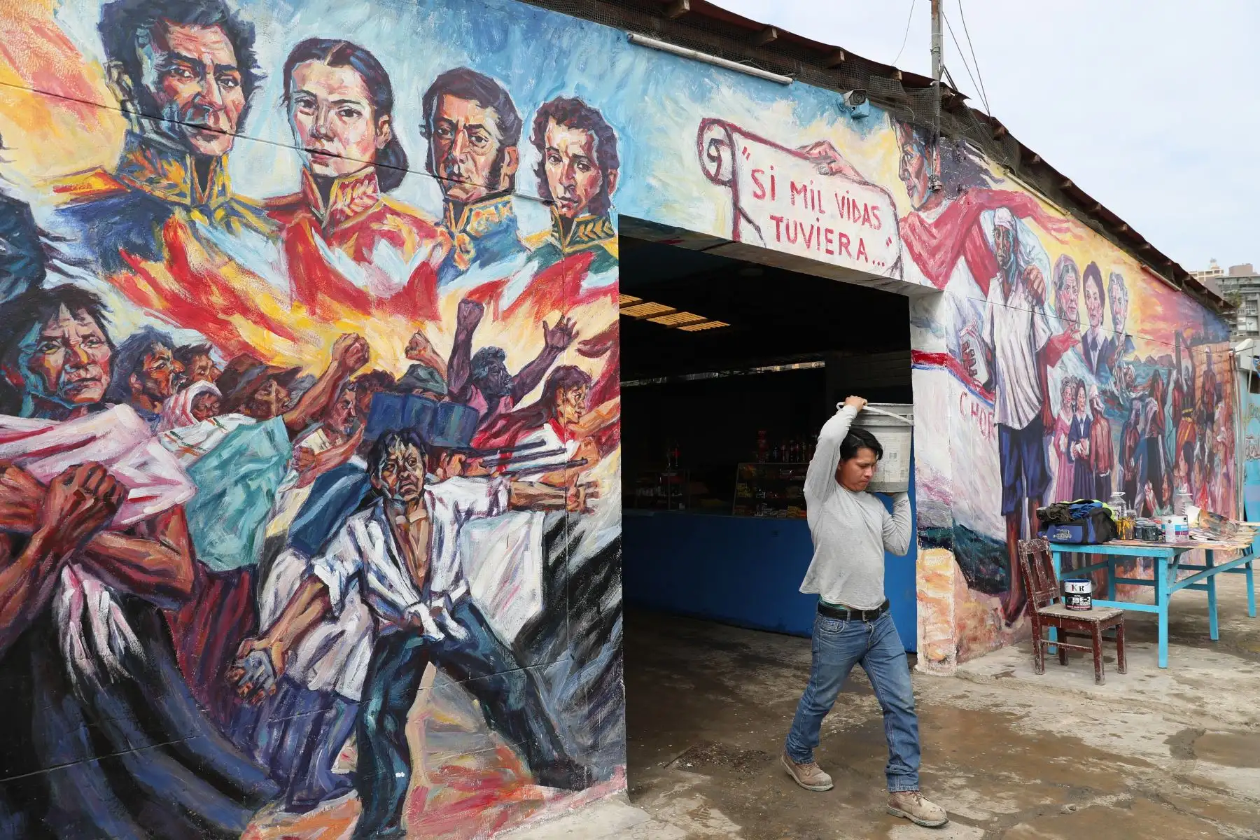 La iniciativa ha partido de la propia Asociación José Silverio Olaya Balandra de Pescadores Artesanales de la Caleta de Chorrillos, del cual el mártir es socio honorario. Ellos han financiado el trabajo y han ofrecido las paredes y la puerta del frontis de su local institucional para este trabajo. Foto: ANDINA/Daniel Bracamonte