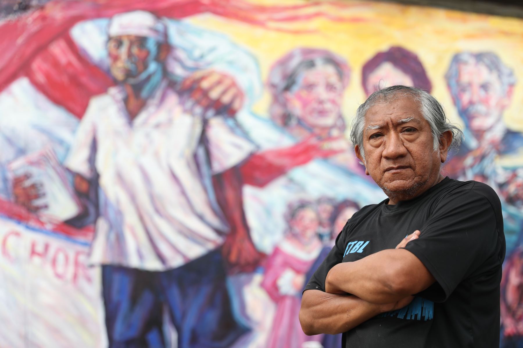 Pintor Bruno Portuguez en el muelle de pescadores de Chorrillos. Foto: ANDINA/Daniel Bracamonte