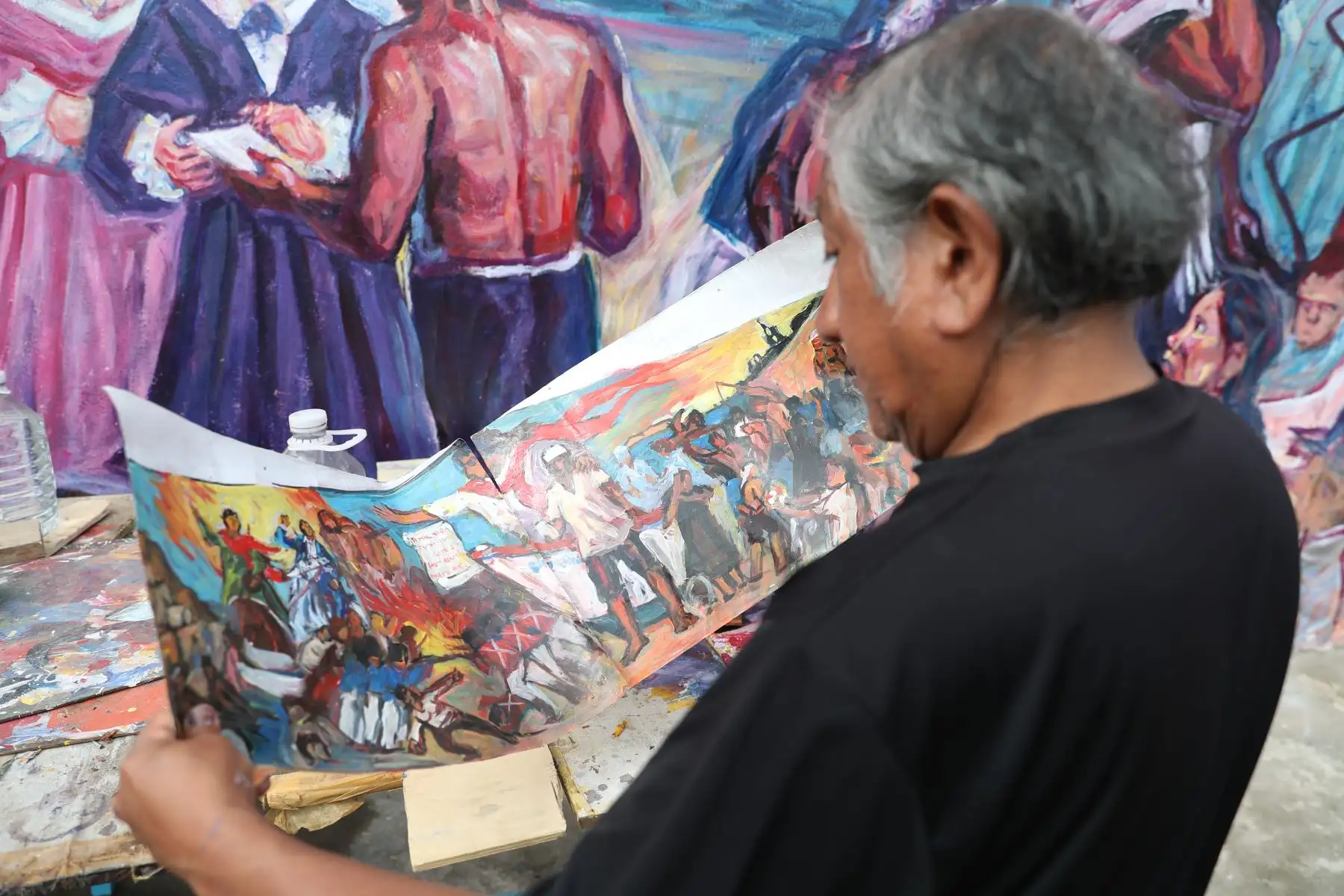 Bruno Portuguez hizo un bosquejo previo de pequeñas proporciones con pintura acrílica antes de realizar el mural artístico en homenaje a José Olaya. Foto: ANDINA/Daniel Bracamonte