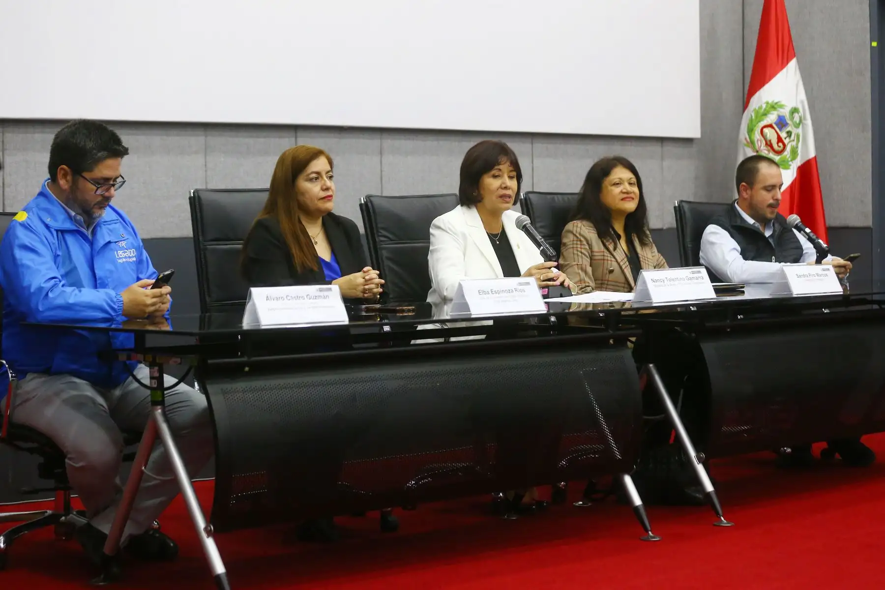 La ceremonia estuvo encabezada por la ministra de la Mujer y Poblaciones
Vulnerables, Nancy Tolentino Gamarra y contó con la participación de
la presidenta del CONADIS, Sandra Piro; el Director Ejecutivo del
Proyecto Especial Legado de los Juegos Panamericanos y
Parapanamericanos, Álvaro Castro Guzmán, además de otros altos
funcionarios.
Foto: ANDINA/ Eddy Ramos