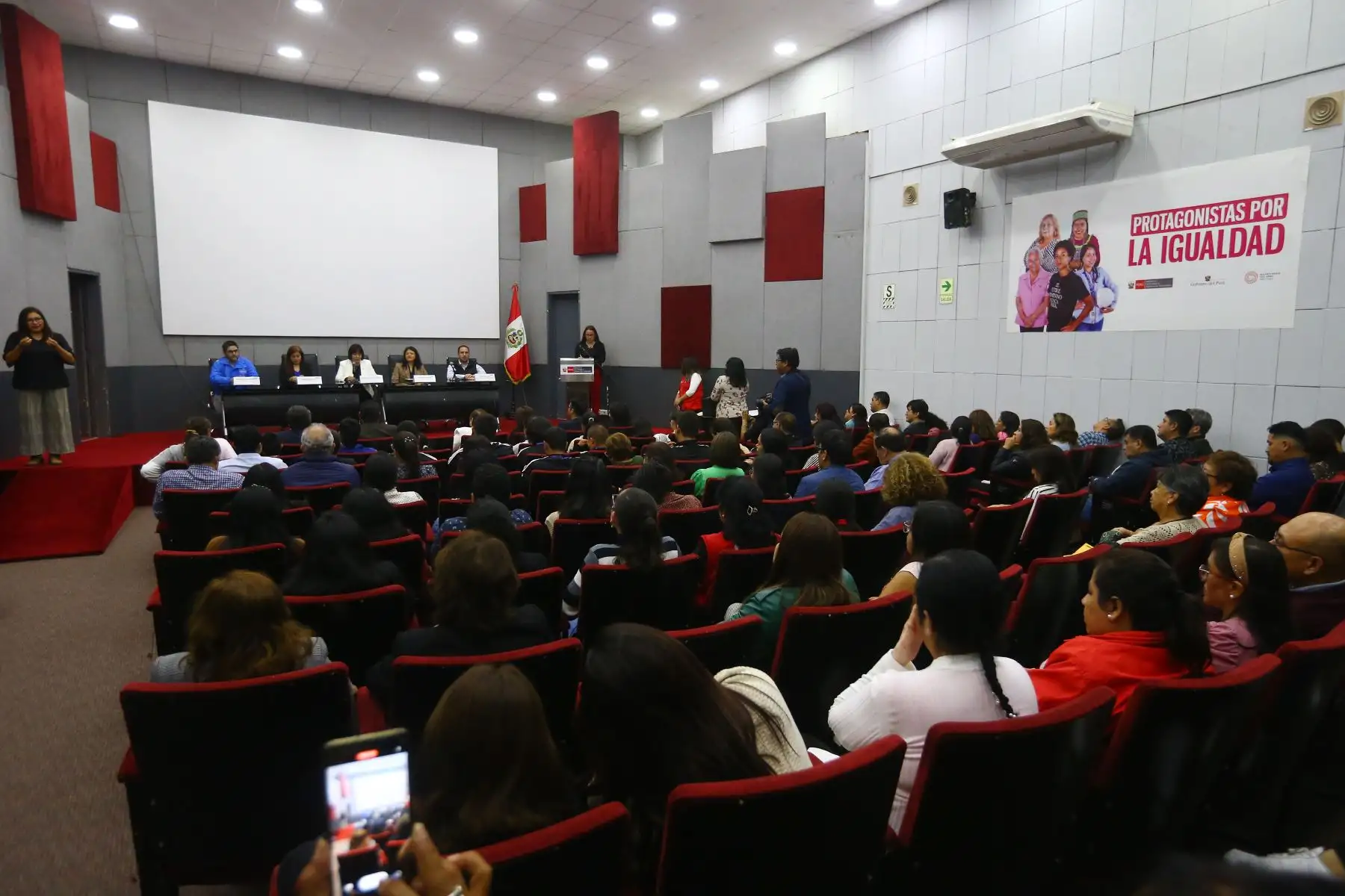 Fueron 23 deportistas con discapacidad, los que compitieron en diferentes disciplinas deportivas, del 7 al 25 de junio, y quienes fueron aclamados por haber traído al Perú 10 medallas, entre ellas una de oro y dos de plata. 
Foto: ANDINA/Eddy Ramos