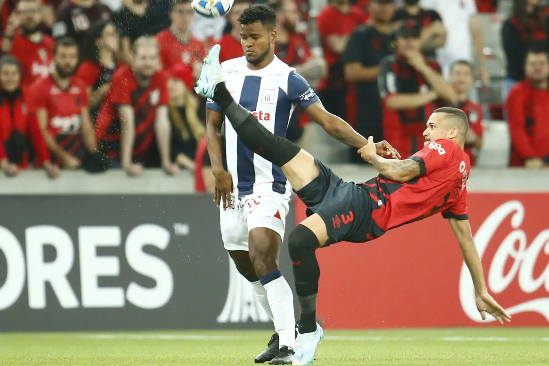 Zé Ivaldo (d) de Paranaenese disputa un balón con Aldair  Rodríguez de Alianza hoy, en un partido de la fase de grupos de la Copa Libertadores entre Athletico Paranaenese y Alianza Lima en el estadio Arena da Baixada en Curitiba (Brasil).
Foto: EFE