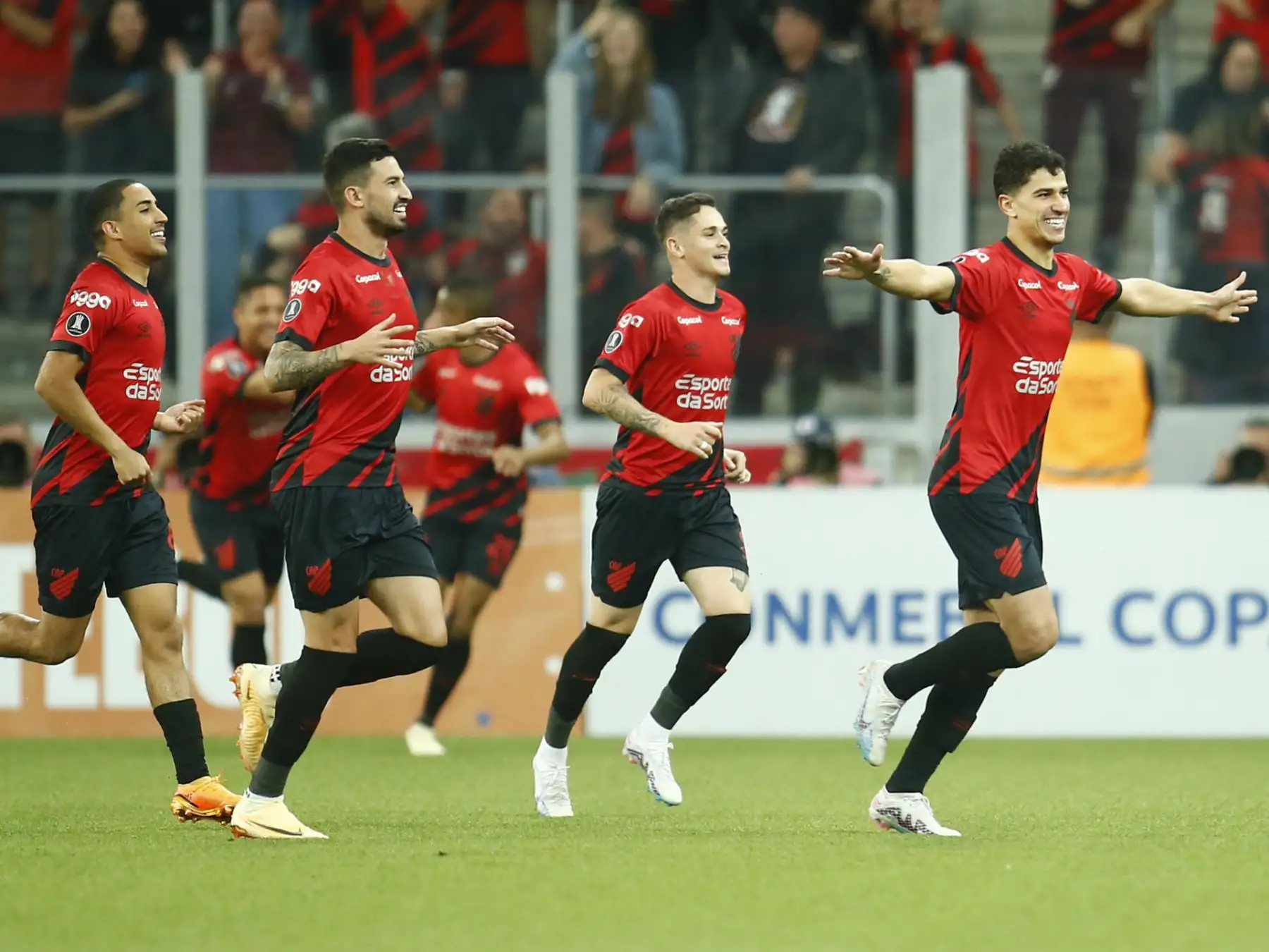Vitor Bueno (d) de Paranaenese celebra su gol hoy, en un partido de la fase de grupos de la Copa Libertadores entre Athletico Paranaenese y Alianza Lima en el estadio Arena da Baixada en Curitiba (Brasil)
Foto: EFE