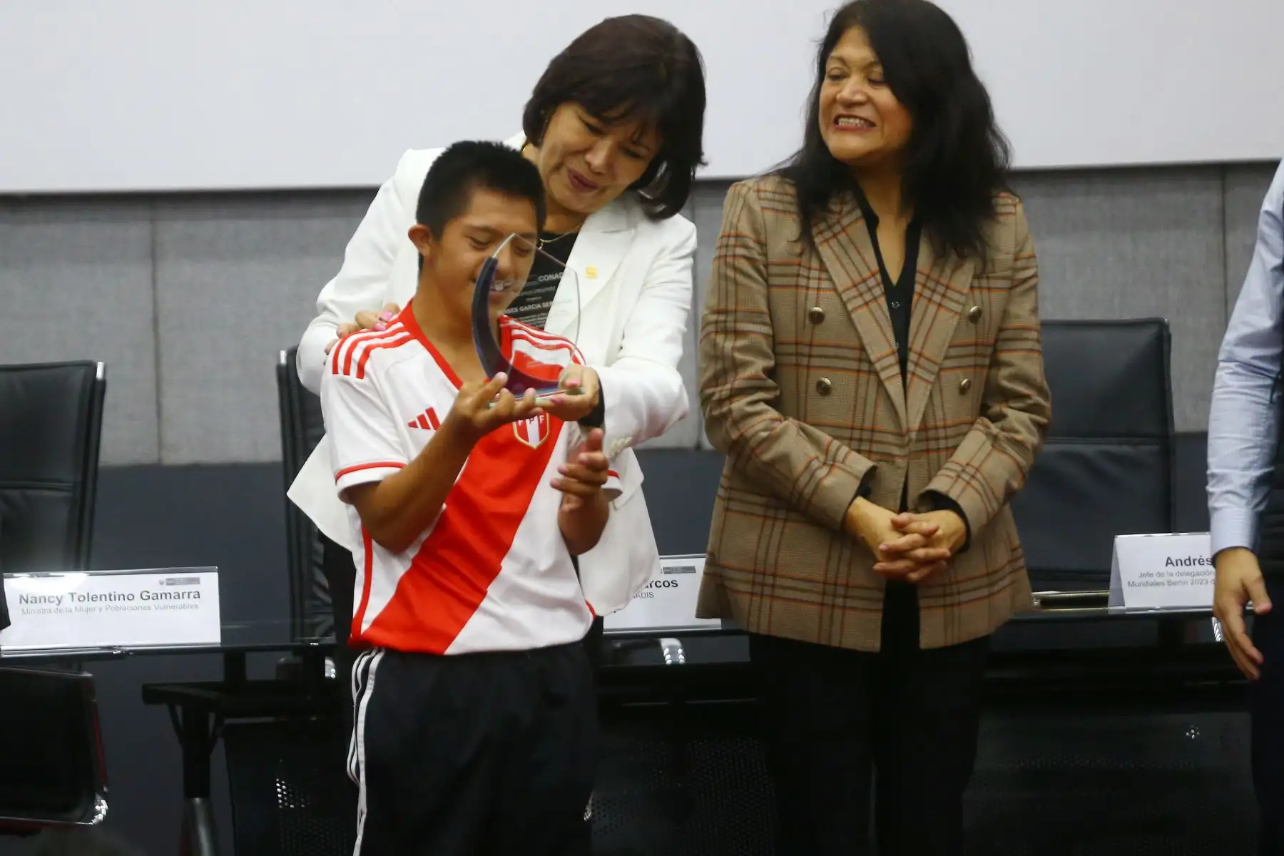 El ministerio de la Mujer y Poblaciones Vulnerables reconoció a los atletas con discapacidad que participaron en los Juegos Mundiales Berlín 2023 de
Olimpiadas Especiales representando al Perú y que se realizó en Alemania.
Foto: ANDINA/Eddy Ramos