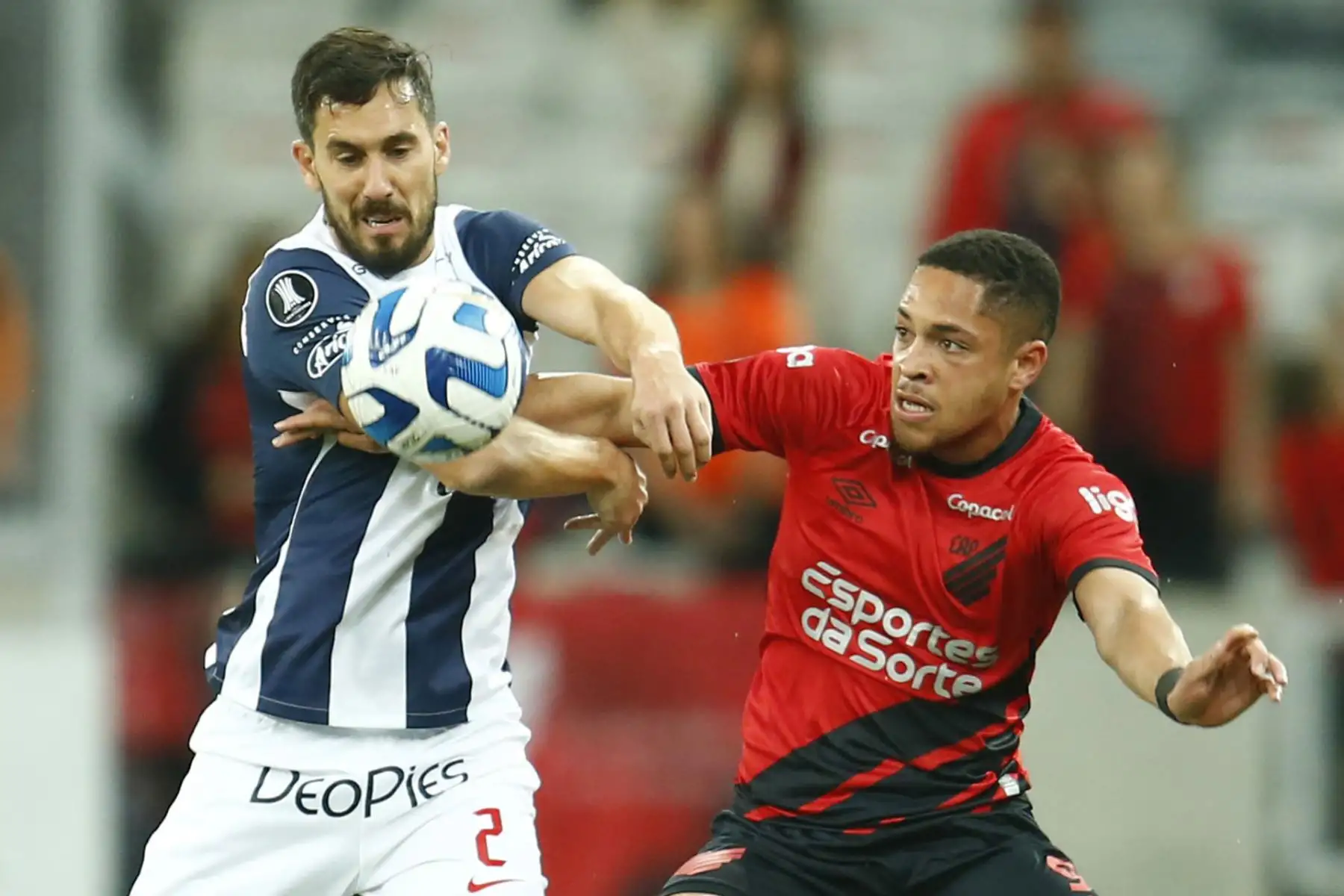 Vitor Roque (d) de Paranaenese disputa un balón con Santiago García de Alianza hoy, en un partido de la fase de grupos de la Copa Libertadores entre Athletico Paranaenese y Alianza Lima en el estadio Arena da Baixada en Curitiba (Brasil).
Foto: EFE