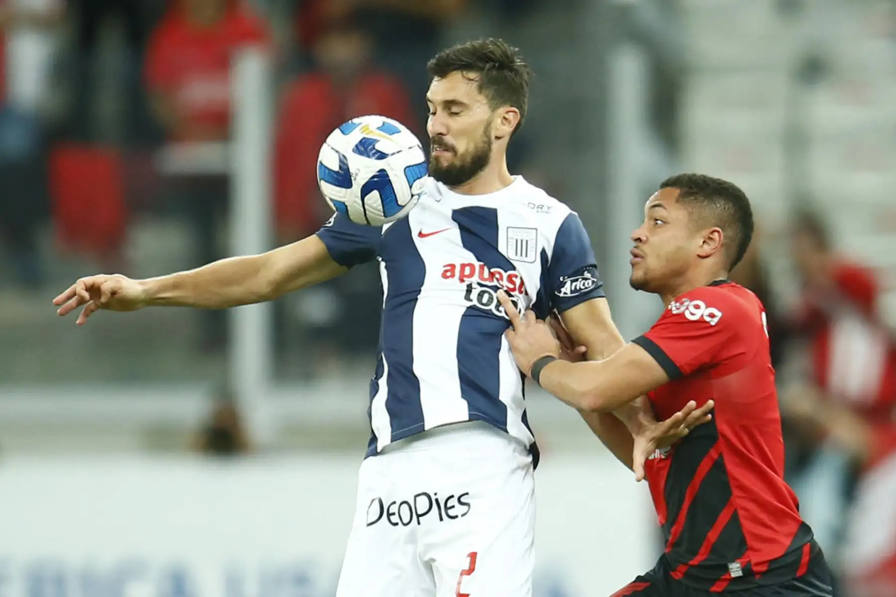 Vitor Roque (d) de Paranaenese disputa un balón con Santiago García de Alianza hoy, en un partido de la fase de grupos de la Copa Libertadores entre Athletico Paranaenese y Alianza Lima en el estadio Arena da Baixada en Curitiba (Brasil). 
Foto: EFE