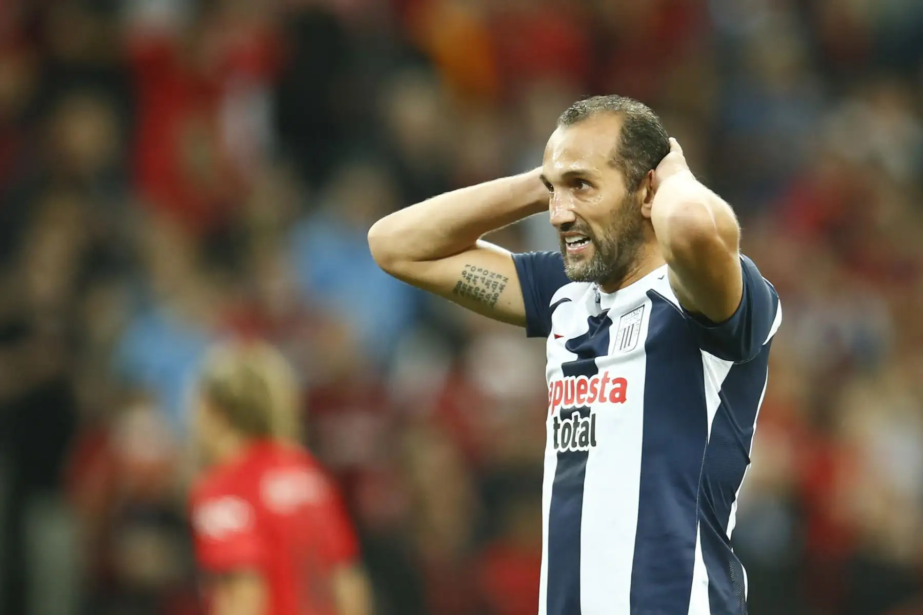 Hernán Barcos de Alianza se lamenta hoy, en un partido de la fase de grupos de la Copa Libertadores entre Athletico Paranaenese y Alianza Lima en el estadio Arena da Baixada en Curitiba (Brasil). Foto: EFE
