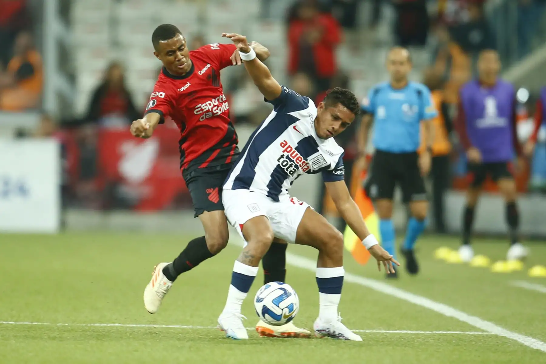 Erick (i) de Paranaenese disputa un balón con Edinson Chávez de Alianza hoy, en un partido de la fase de grupos de la Copa Libertadores entre Athletico Paranaenese y Alianza Lima en el estadio Arena da Baixada en Curitiba (Brasil).
Foto: EFE