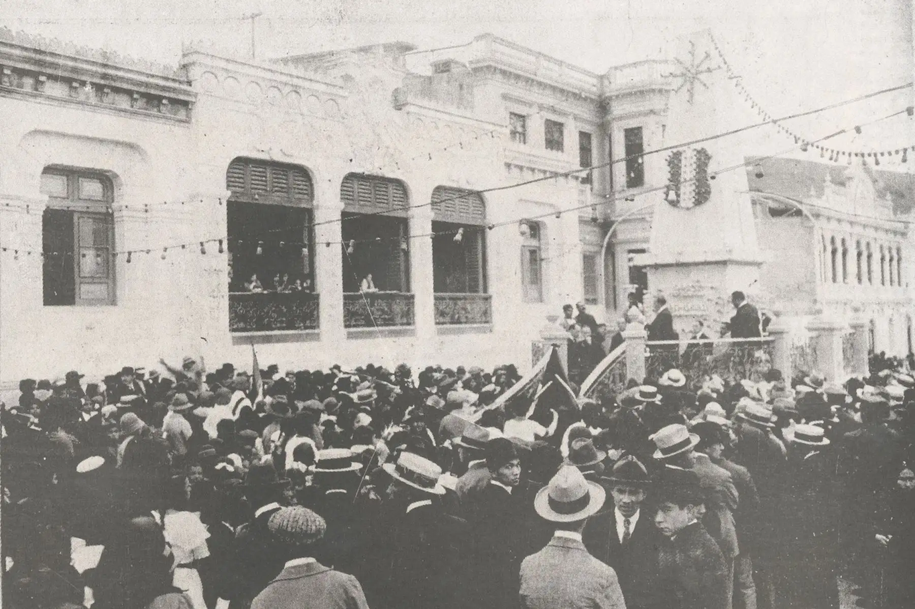 Lima - 29 junio 1923 / Numerosa concurrencia a la sesión solemne del Concejo de Chorrillos en homenaje al José Olaya al conmemorarse el centenario de la inmolación del patriota chorrillano.  Foto: Revista Mundial / Cendoc Editora Perú