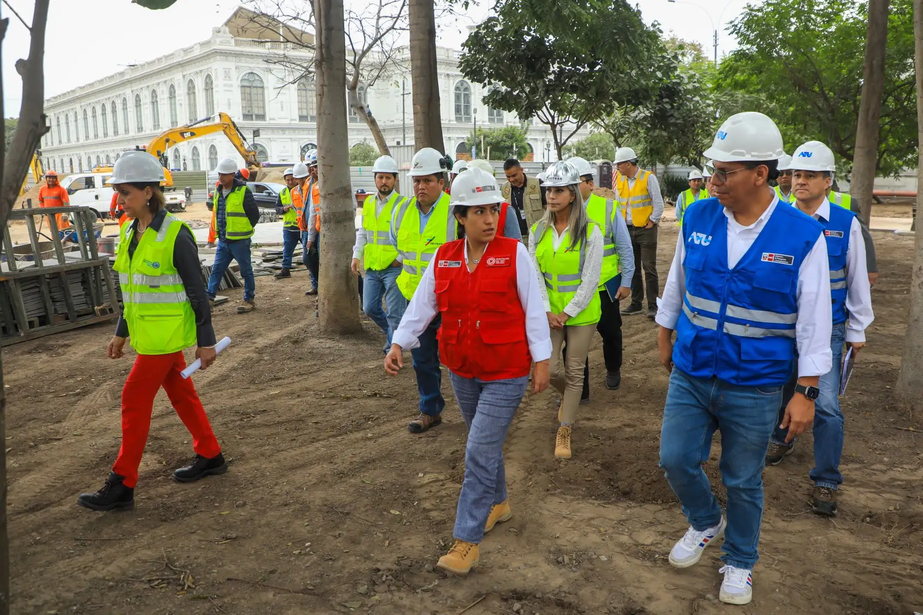 La ministra Paola Lazarte inspeccionó la zona dónde se construirá la Estación Central de la Línea 2, en el Cercado de Lima, para destrabar temas pendientes y poder dar inicio a la obra. 
Foto: ANDINA/Difusión