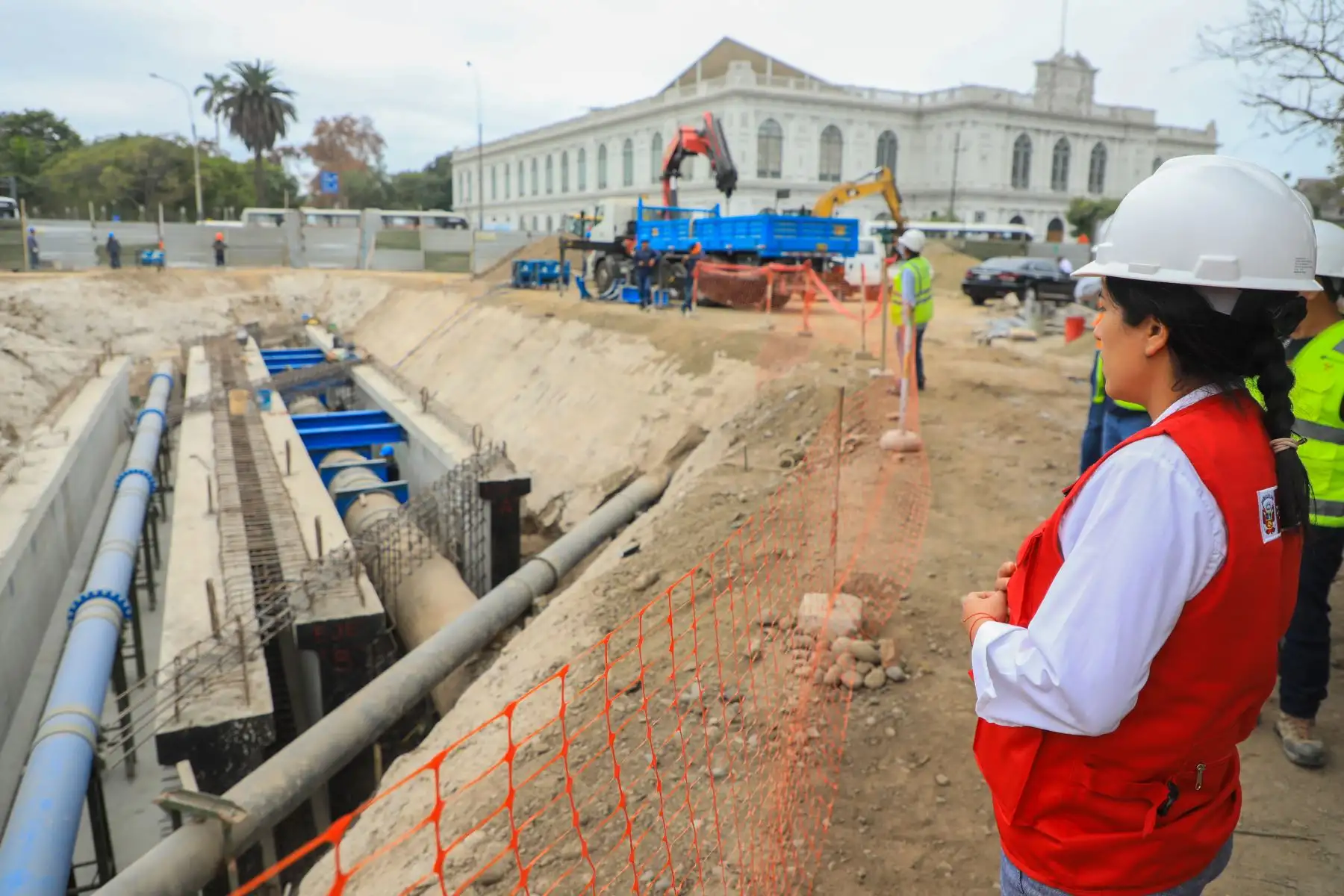 La ministra Paola Lazarte inspeccionó la zona donde se construirá la Estación Central de la Línea 2, en el Cercado de Lima, para destrabar temas pendientes y poder dar inicio a la obra. 
Foto: ANDINA/Difusión