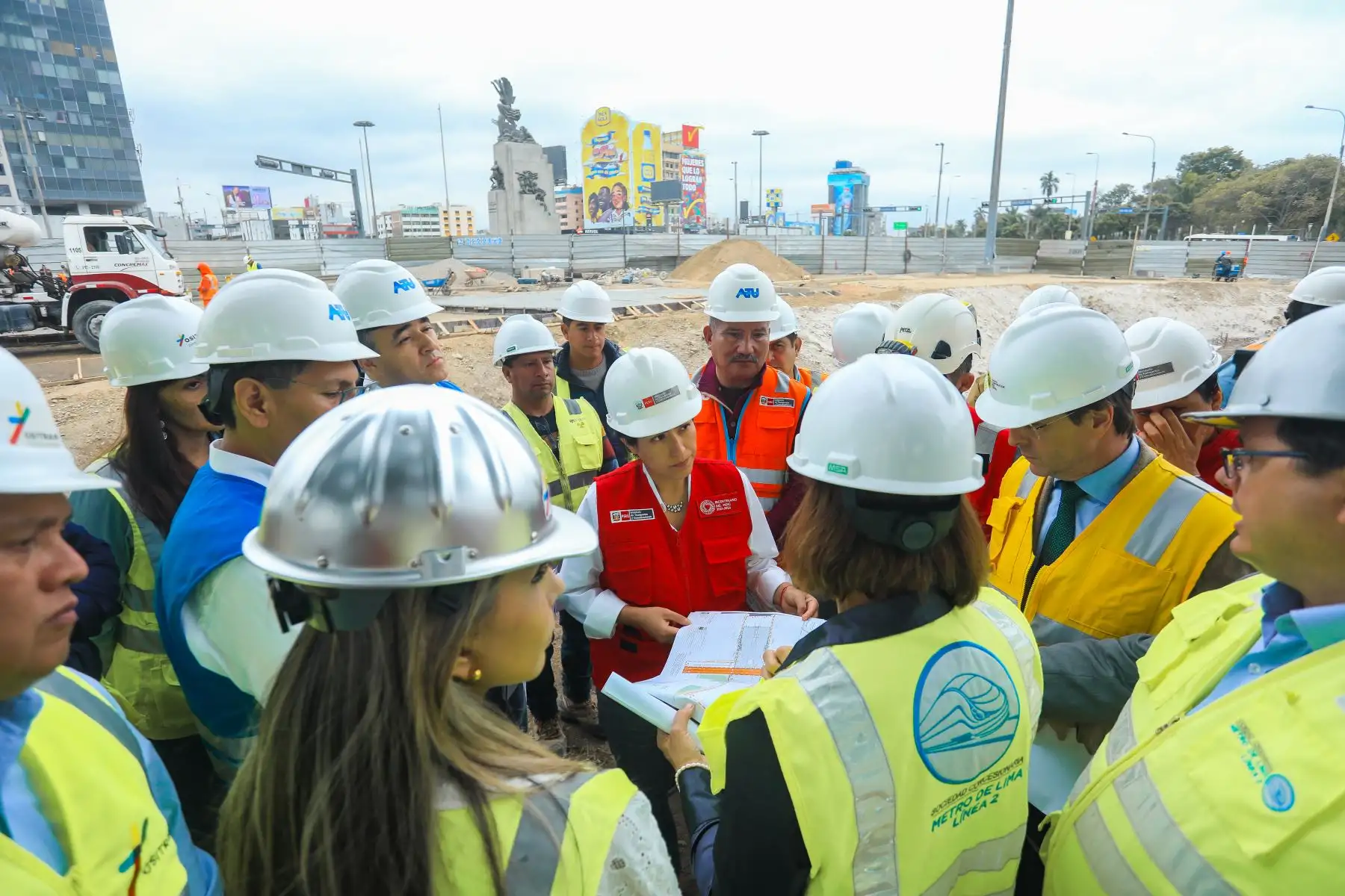 La ministra Paola Lazarte inspeccionó la zona donde se construirá la Estación Central de la Línea 2, en el Cercado de Lima, para destrabar temas pendientes y poder dar inicio a la obra. 
Foto: ANDINA/Difusión