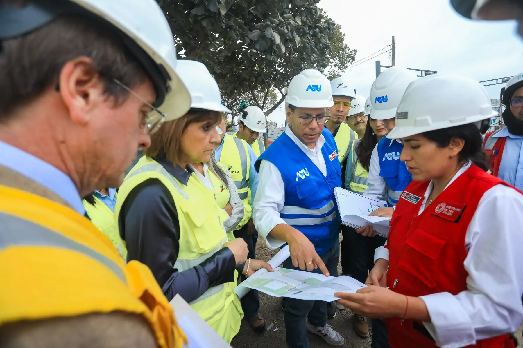 La ministra Paola Lazarte inspeccionó la zona donde se construirá la Estación Central de la Línea 2, en el Cercado de Lima, para destrabar temas pendientes y poder dar inicio a la obra. 
Foto: ANDINA/Difusión