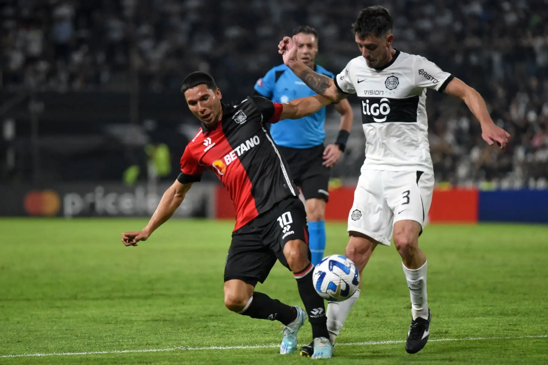El mediocampista argentino de Melgar Tomás Martínez (L) y el mediocampista uruguayo de Olimpia Alejandro Silva luchan por el balón durante el partido de vuelta de la fase de grupos de la Copa Libertadores entre Olimpia de Paraguay y Melgar de Perú en el estadio Manuel Ferreira en Asunción, el 27 de junio de 2023.
Foto: AFP