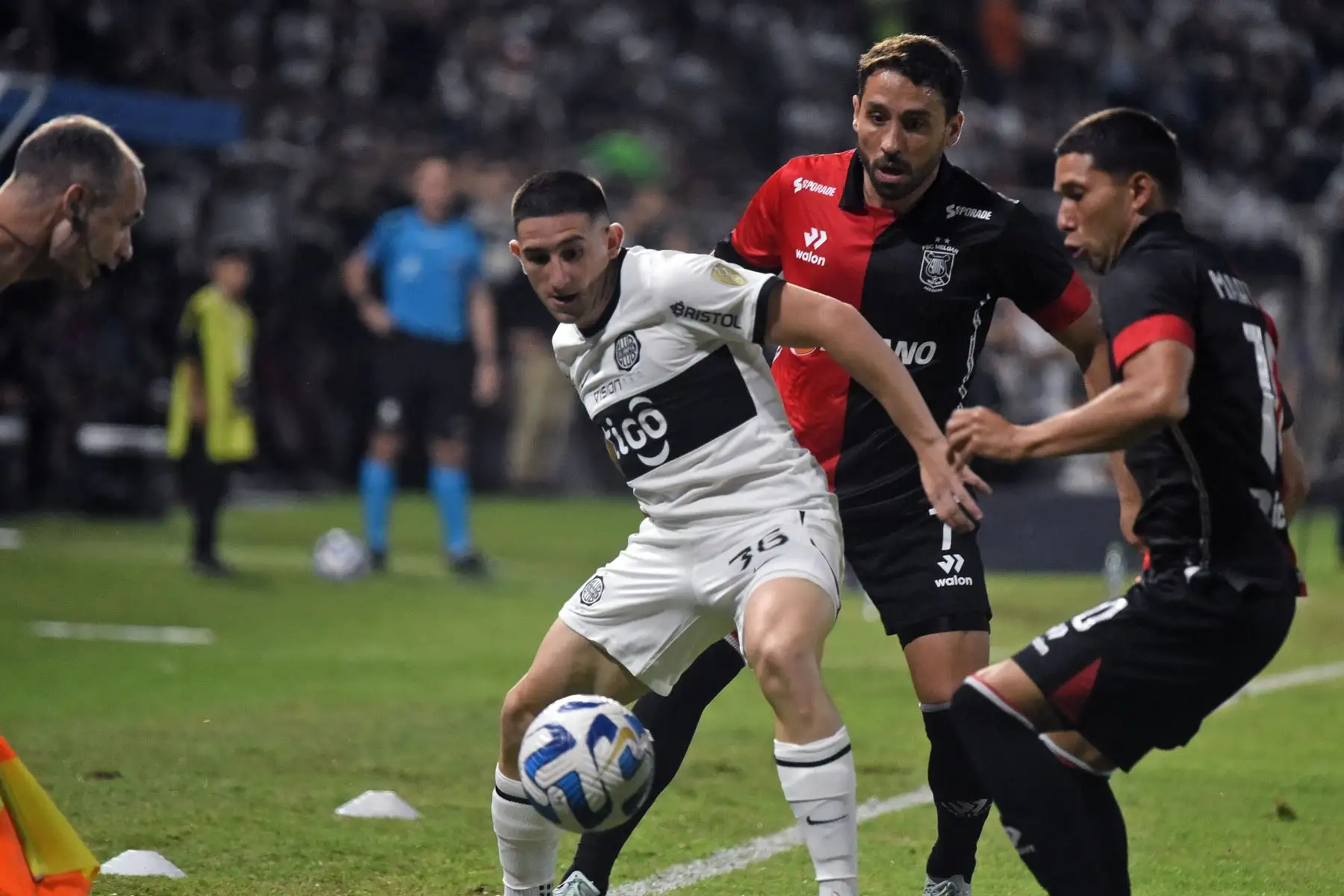 El defensa argentino del Olimpia Facundo Zabala (L) lucha por el balón con el delantero argentino de Melgar Cristian Bordacahar (C) y el mediocampista argentino Tomás Martínez durante el partido de vuelta de la fase de grupos de la Copa Libertadores entre Olimpia de Paraguay y Melgar de Perú en el estadio Manuel Ferreira de Asunción. el 27 de junio de 2023.
Foto: AFP