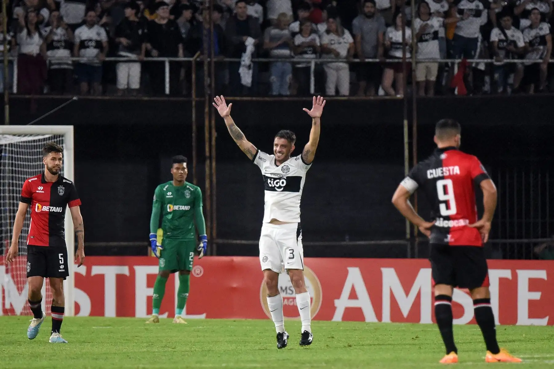 El mediocampista uruguayo de Olimpia Alejandro Silva (C) celebra después de anotar durante el partido de vuelta de la fase de grupos de la Copa Libertadores entre Olimpia de Paraguay y Melgar de Perú en el estadio Manuel Ferreira en Asunción, el 27 de junio de 2023.
Foto: AFP