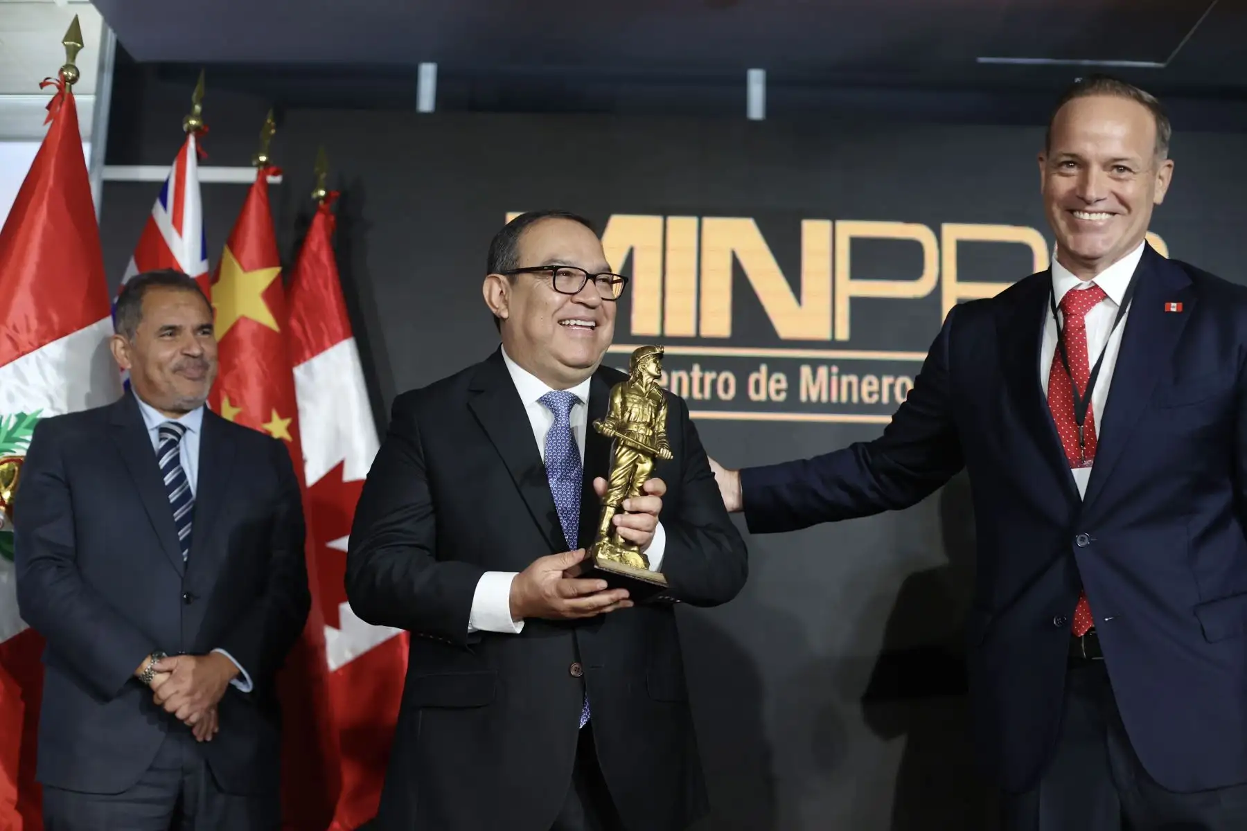 El presidente del Consejo de Ministros, Alberto Otárola Peñaranda, participó en la inauguración del VIII Encuentro de Mineros y Proveedores – Minpro 2023, evento que congregó a ministros de Estado, entre otras autoridades, así como a los principales representantes del sector en el Perú.
Foto: ANDINA/ PCM