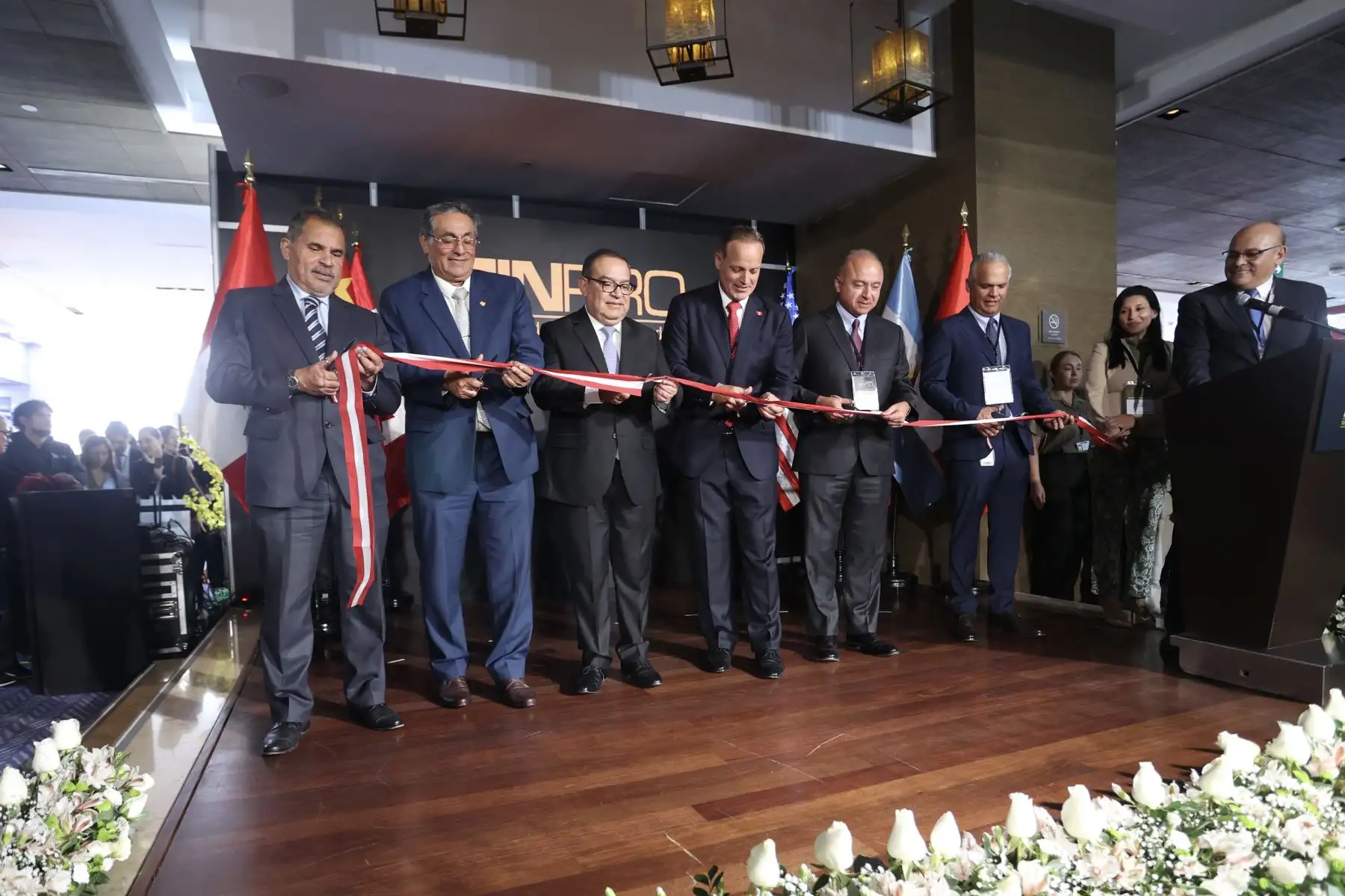 En el VIII Encuentro de Mineros y Proveedores – Minpro 2023 participaron también el ministro de Energía y Minas, Óscar Vera Gargurevich; el titular de Comercio Exterior y Turismo, Juan Carlos Mathews; Leandro García, gerente general de Cía. de Minas Buenaventura; el presidente de la Sociedad Nacional de Minería, Petróleo y Energía, Víctor Gobitz; así como los señores embajadores de Estados Unidos, Chile y Argentina.
Foto: ANDINA/ PCM