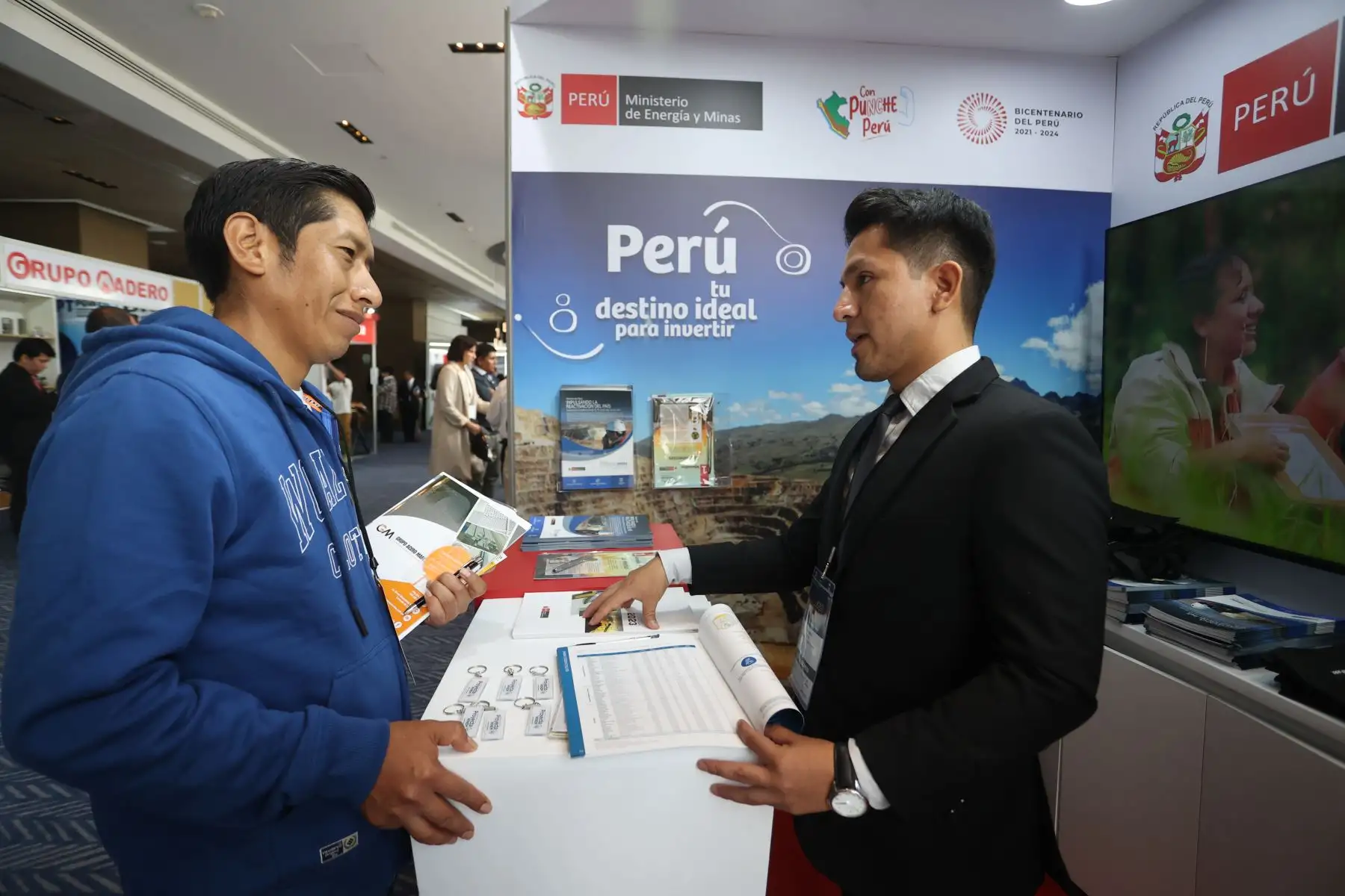 En el VIII Encuentro de Mineros y Proveedores – Minpro 2023 participaron también el ministro de Energía y Minas, Óscar Vera Gargurevich; el titular de Comercio Exterior y Turismo, Juan Carlos Mathews; Leandro García, gerente general de Cía. de Minas Buenaventura; el presidente de la Sociedad Nacional de Minería, Petróleo y Energía, Víctor Gobitz; así como los señores embajadores de Estados Unidos, Chile y Argentina.
Foto: ANDINA/ PCM