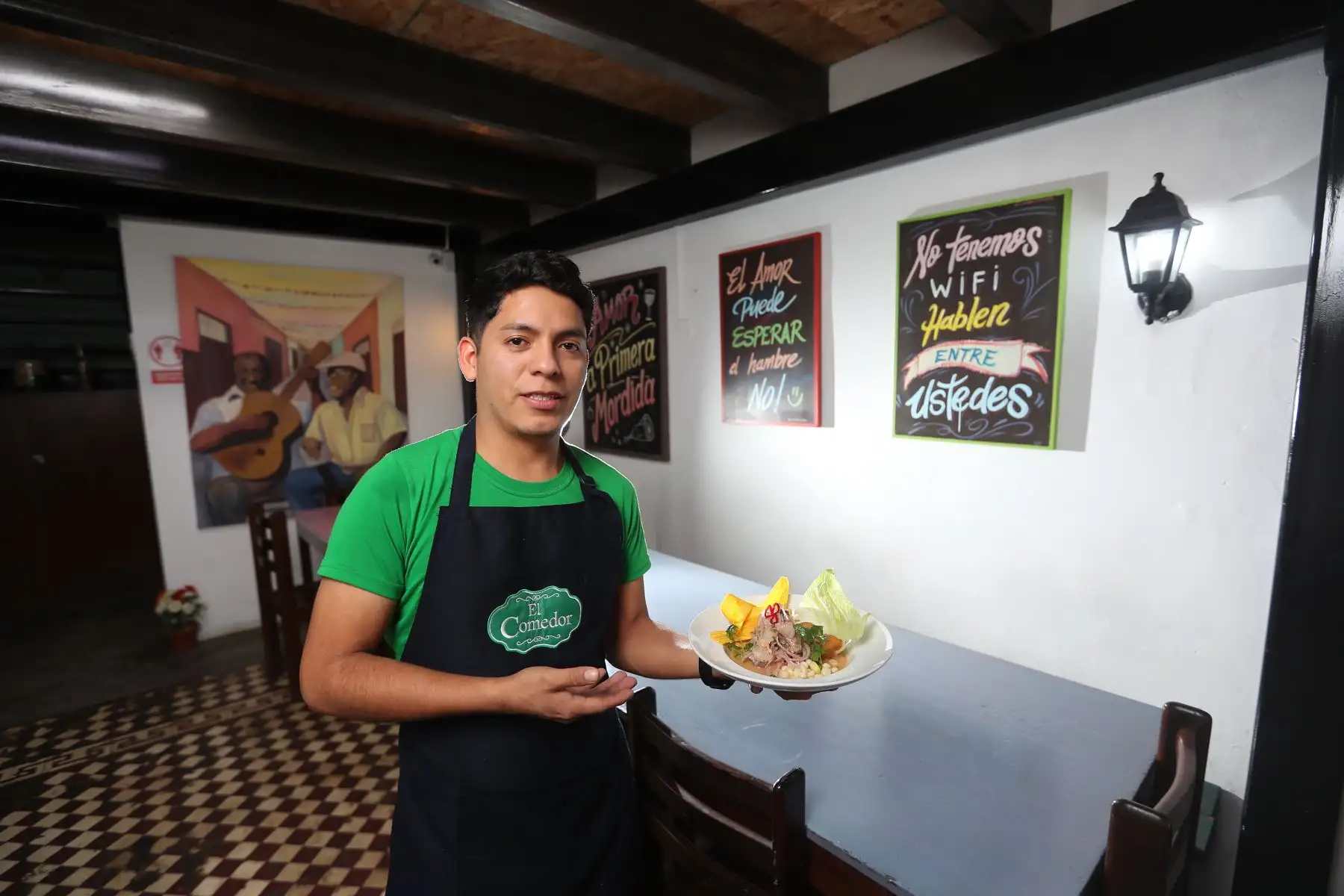 Cada cebichero tiene un arribo distinto al universo del platillo hijo del generoso mar de Grau. Jairo Félix, de El Comedor, recuerda que ganó la beca del concurso Perú Mucho Gusto al mejor cocinero. Ello le permitió conocer de primera mano el trabajo en restaurantes de España.
Foto: ANDINA/Ricardo Cuba
