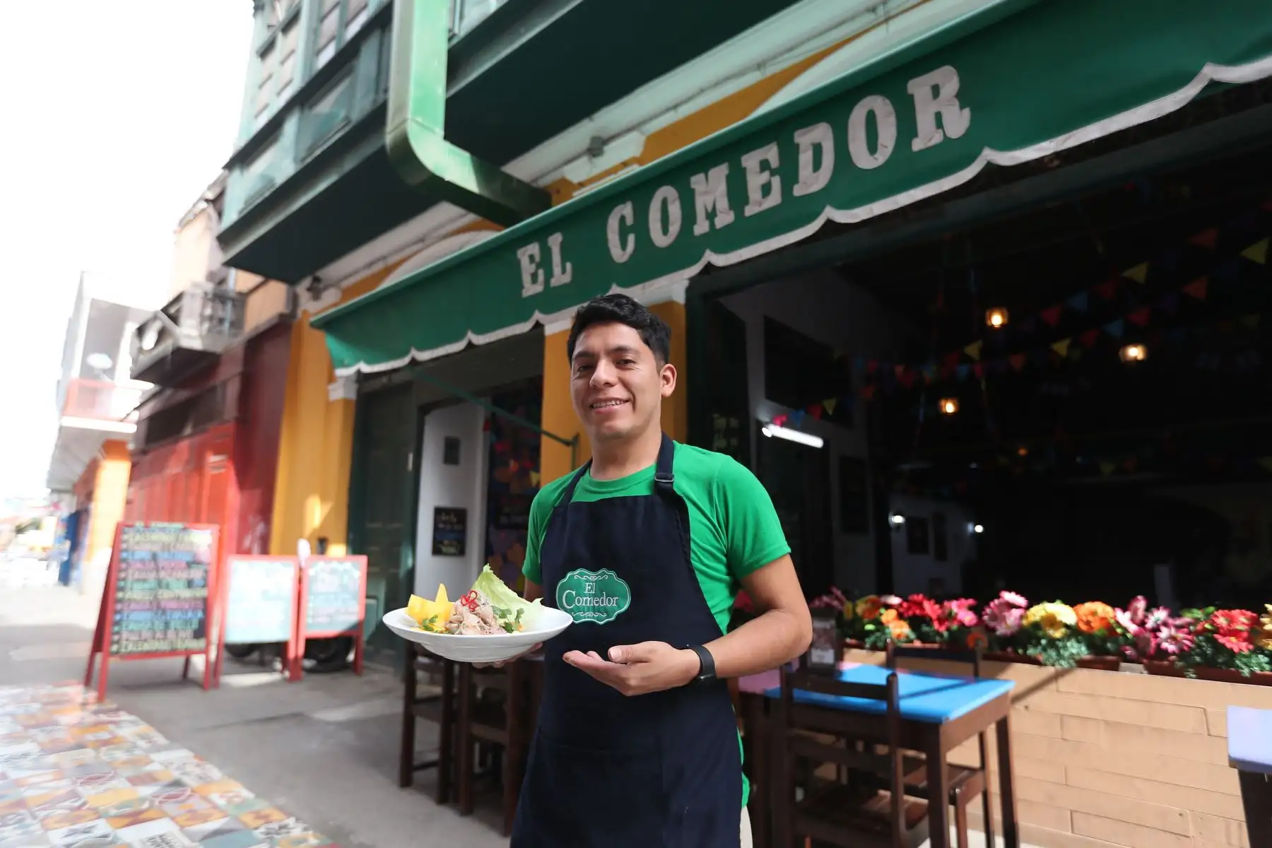 Oscar, del restaurante "El Comedor" del Callao nos prepara un clásico ceviche, celebrando el día del Ceviche peruano.
Foto: ANDINA/Ricardo Cuba