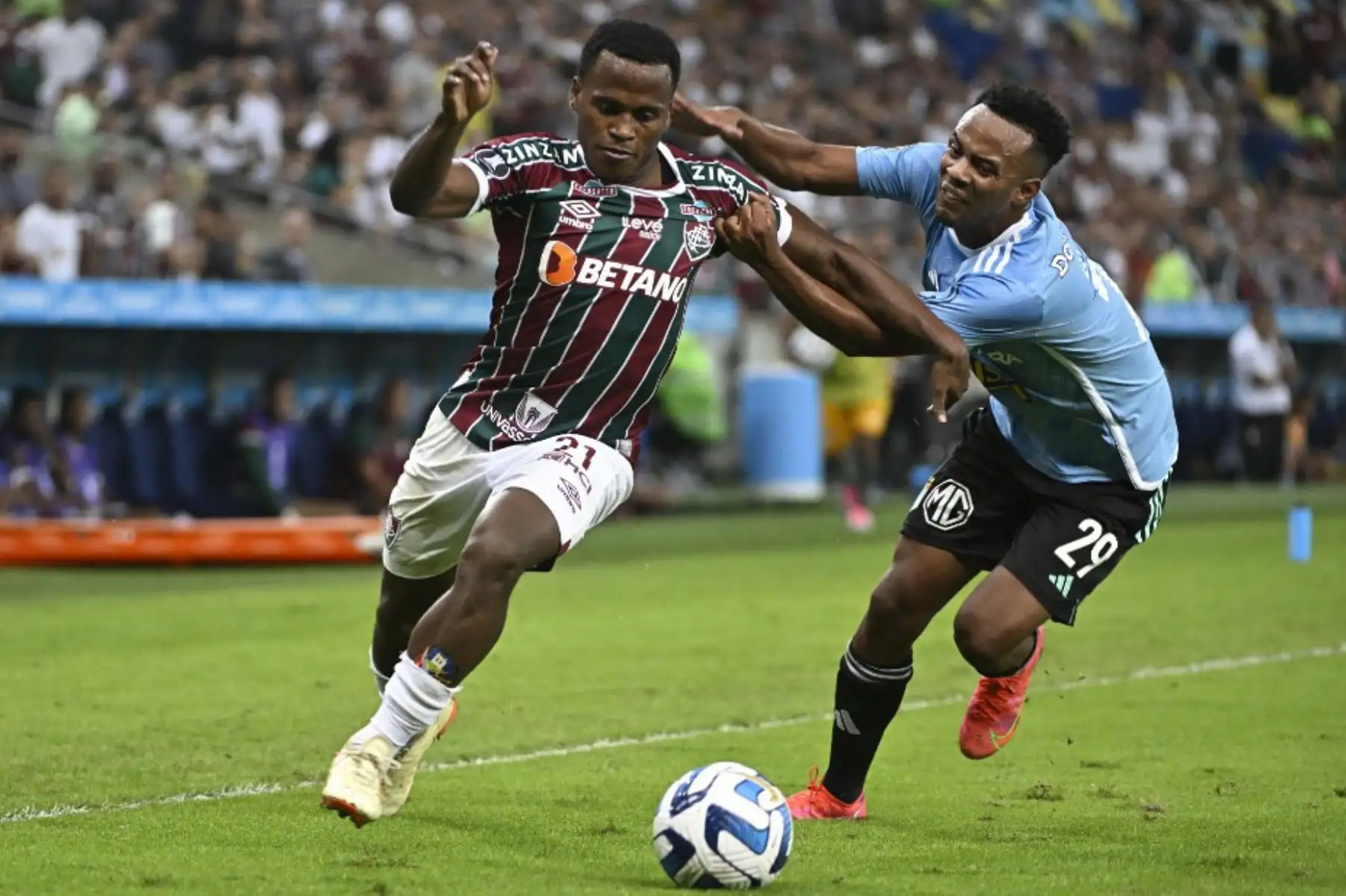 El mediocampista colombiano del Fluminense Jhon Arias y el defensa del Sporting Cristal Nilson Loyola luchan por el balón durante el partido de vuelta de la fase de grupos de la Copa Libertadores, en el estadio Maracaná de Río de Janeiro. Foto: AFP