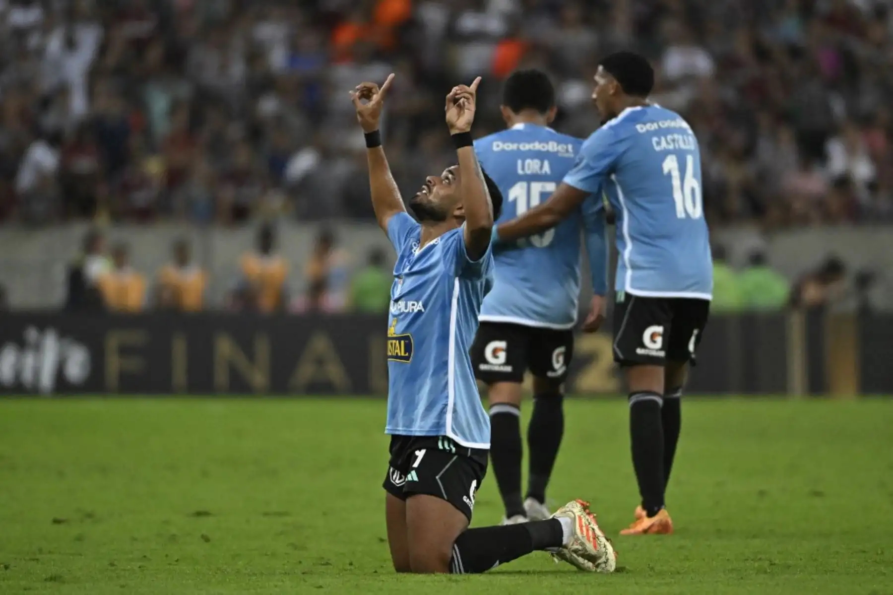 El delantero brasileño de Sporting Cristal, Brenner, celebra después de anotar durante el partido de vuelta de la fase de grupos de la Copa Libertadores. Foto: AFP