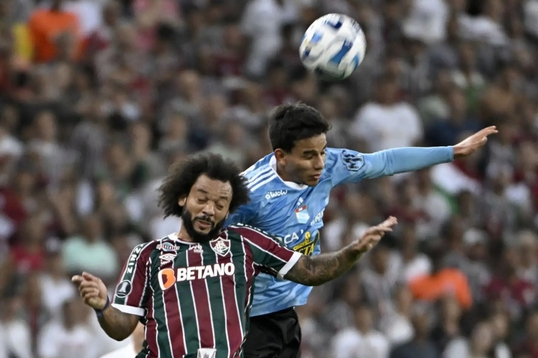 El defensa del Fluminense Marcelo y el defensor del Sporting Cristal Jhilmar Lora luchan por el balón durante el partido de vuelta de la fase de grupos de la Copa Libertadores, en el estadio Maracaná de Río de Janeiro, Brasil. Foto: AFP