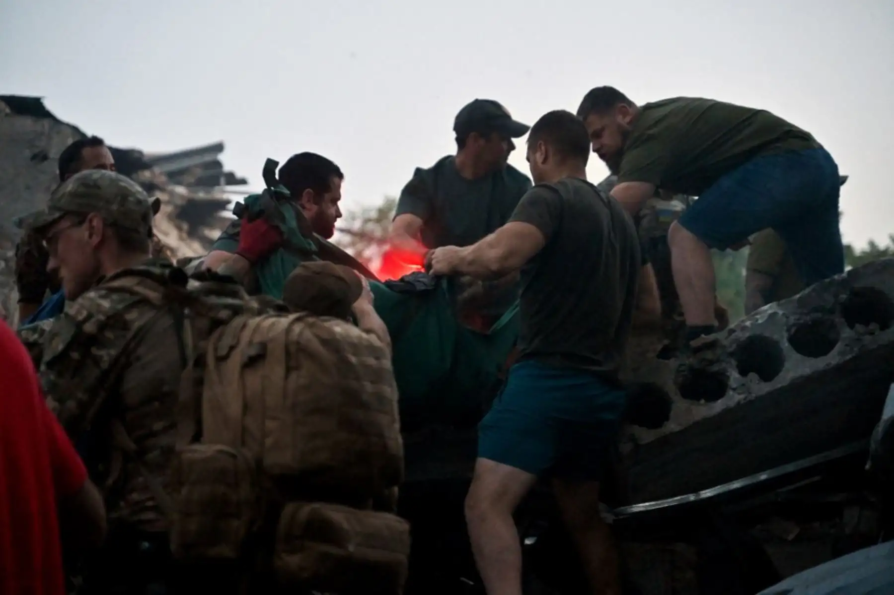 Rescatistas y voluntarios trabajan para rescatar a personas de debajo de los escombros después de que un misil ruso impactara en un restaurante y varias casas en Kramatorsk, en el este de Ucrania. Foto: AFP