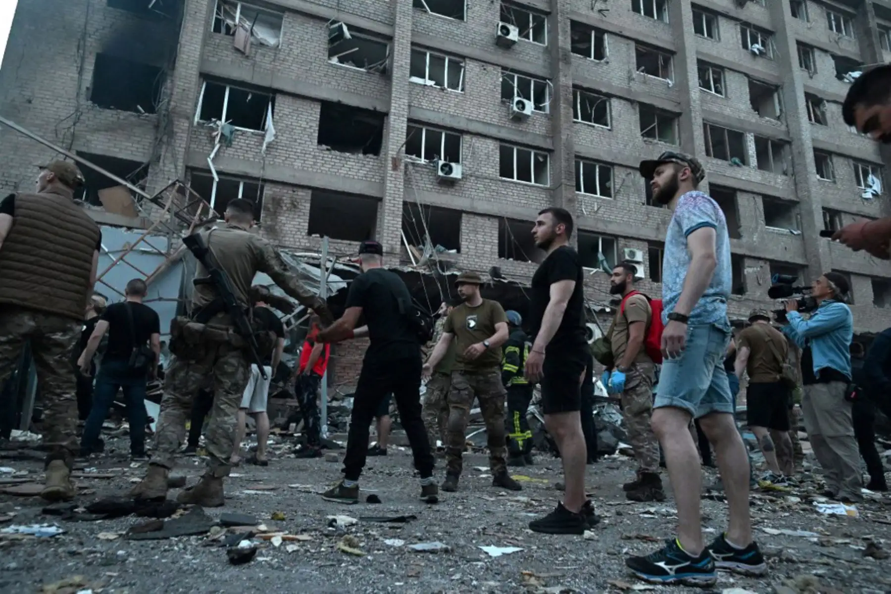 Rescatistas y voluntarios trabajan para rescatar a personas de debajo de los escombros después de que un misil ruso impactara en un restaurante y varias casas en Kramatorsk, en el este de Ucrania. Foto: AFP