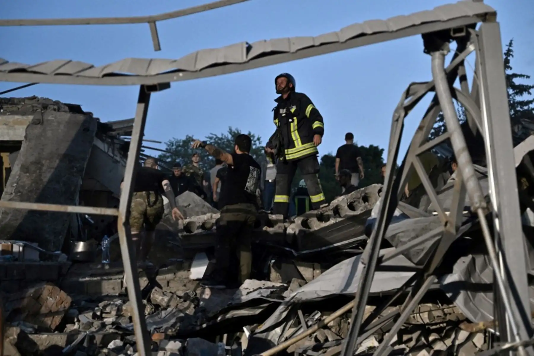 El bombardeo ha dejado al menos 61 heridos, según el último balance. Entre las víctimas mortales, hay cuatro menores. Los equipos de rescate sospechan que varias personas siguen atrapadas debajo de los escombros. Foto: AFP
