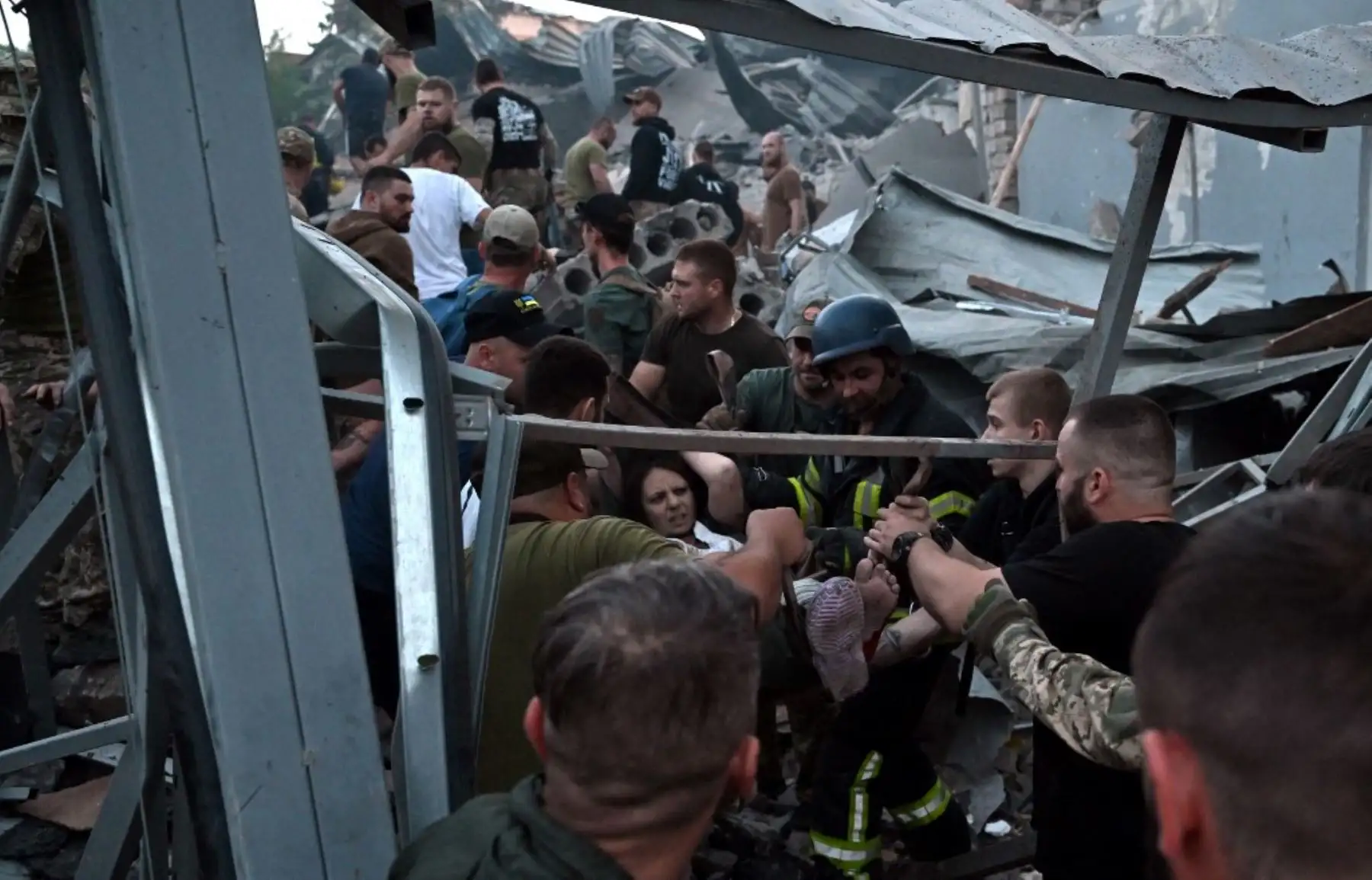 El bombardeo ha dejado al menos 61 heridos, según el último balance. Entre las víctimas mortales, hay cuatro menores. Los equipos de rescate sospechan que varias personas siguen atrapadas debajo de los escombros. Foto: AFP
