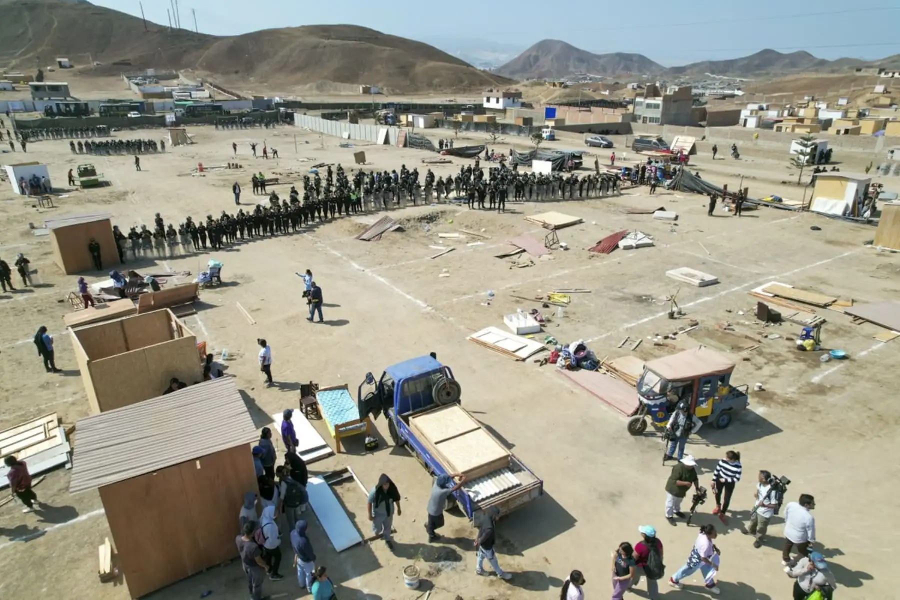 Cerca de 400 efectivos de la Policía Nacional del Perú, incluyendo la Unidad de Caballería, iniciaron esta mañana el desalojo de alrededor de 500 familias que habían ocupado ilegalmente un terreno de bienes estatales en una zona ubicada cerca al balneario de Naplo, Pucusana, al sur de Lima. Foto: ANDINA/Juan Carlos Guzmán
