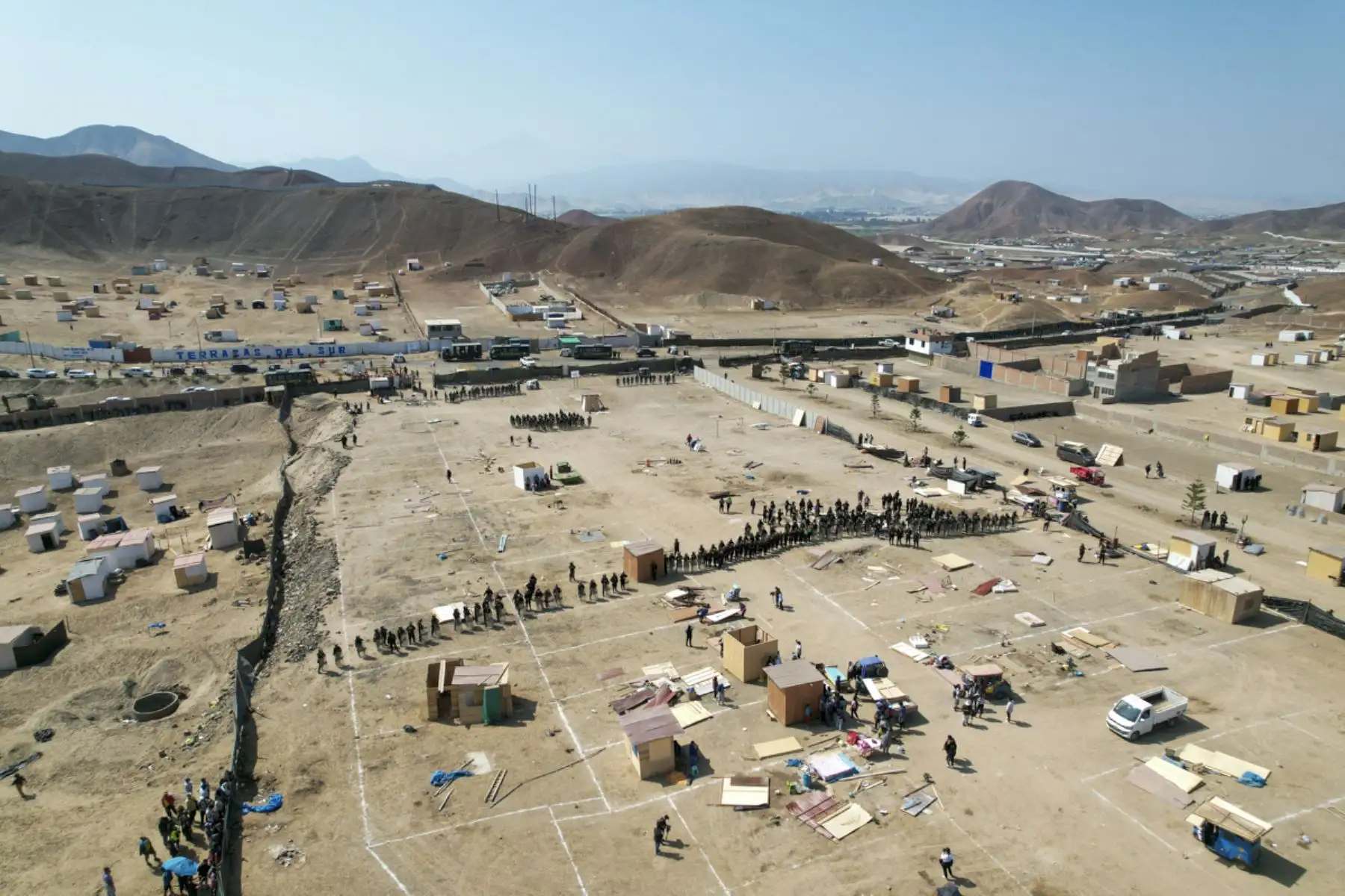 Cerca de 400 efectivos de la Policía Nacional del Perú, incluyendo la Unidad de Caballería, iniciaron esta mañana el desalojo de alrededor de 500 familias que habían ocupado ilegalmente un terreno de bienes estatales en una zona ubicada cerca al balneario de Naplo, Pucusana, al sur de Lima. Foto: ANDINA/Juan Carlos Guzmán