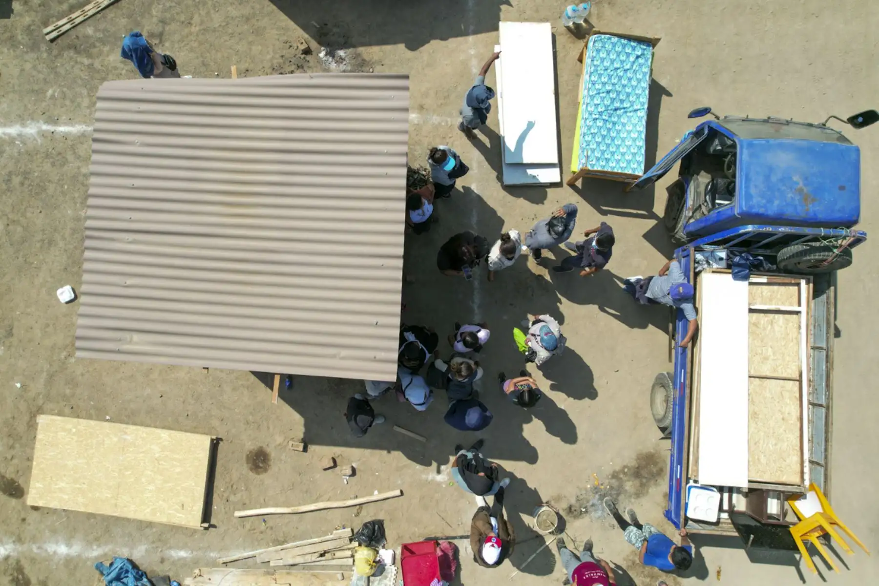 Cerca de 400 efectivos de la Policía Nacional del Perú, incluyendo la Unidad de Caballería, iniciaron esta mañana el desalojo de alrededor de 500 familias que habían ocupado ilegalmente un terreno de bienes estatales en una zona ubicada cerca al balneario de Naplo, Pucusana, al sur de Lima. Foto: ANDINA/Juan Carlos Guzmán