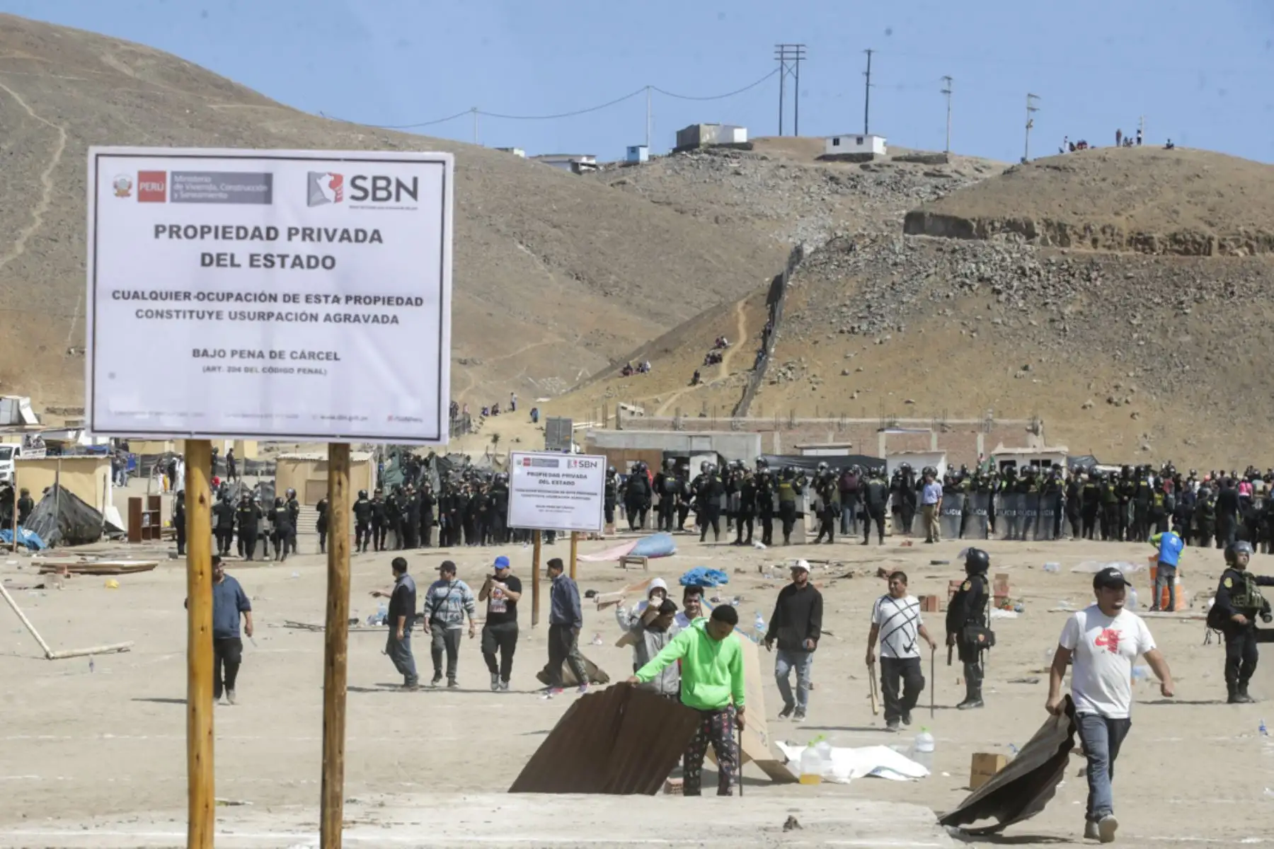 Cerca de 400 efectivos de la Policía Nacional del Perú, incluyendo la Unidad de Caballería, iniciaron esta mañana el desalojo de alrededor de 500 familias que habían ocupado ilegalmente un terreno de bienes estatales en una zona ubicada cerca al balneario de Naplo, Pucusana, al sur de Lima. Foto: ANDINA/Juan Carlos Guzmán