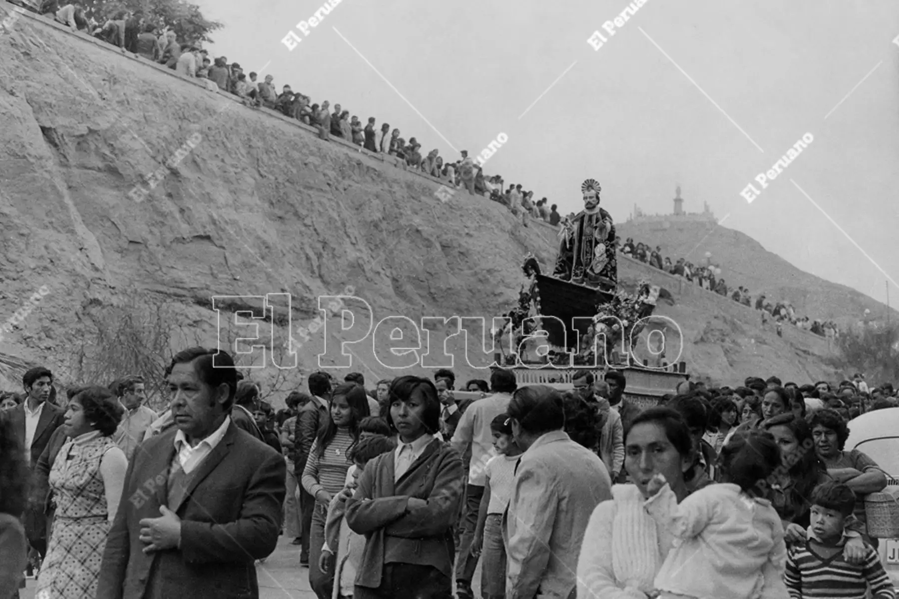 Chorrillos - 29 junio 1978  / Procesión de San Pedro en Chorrillos.  Foto: Archivo Histórico de El Peruano / José Risco