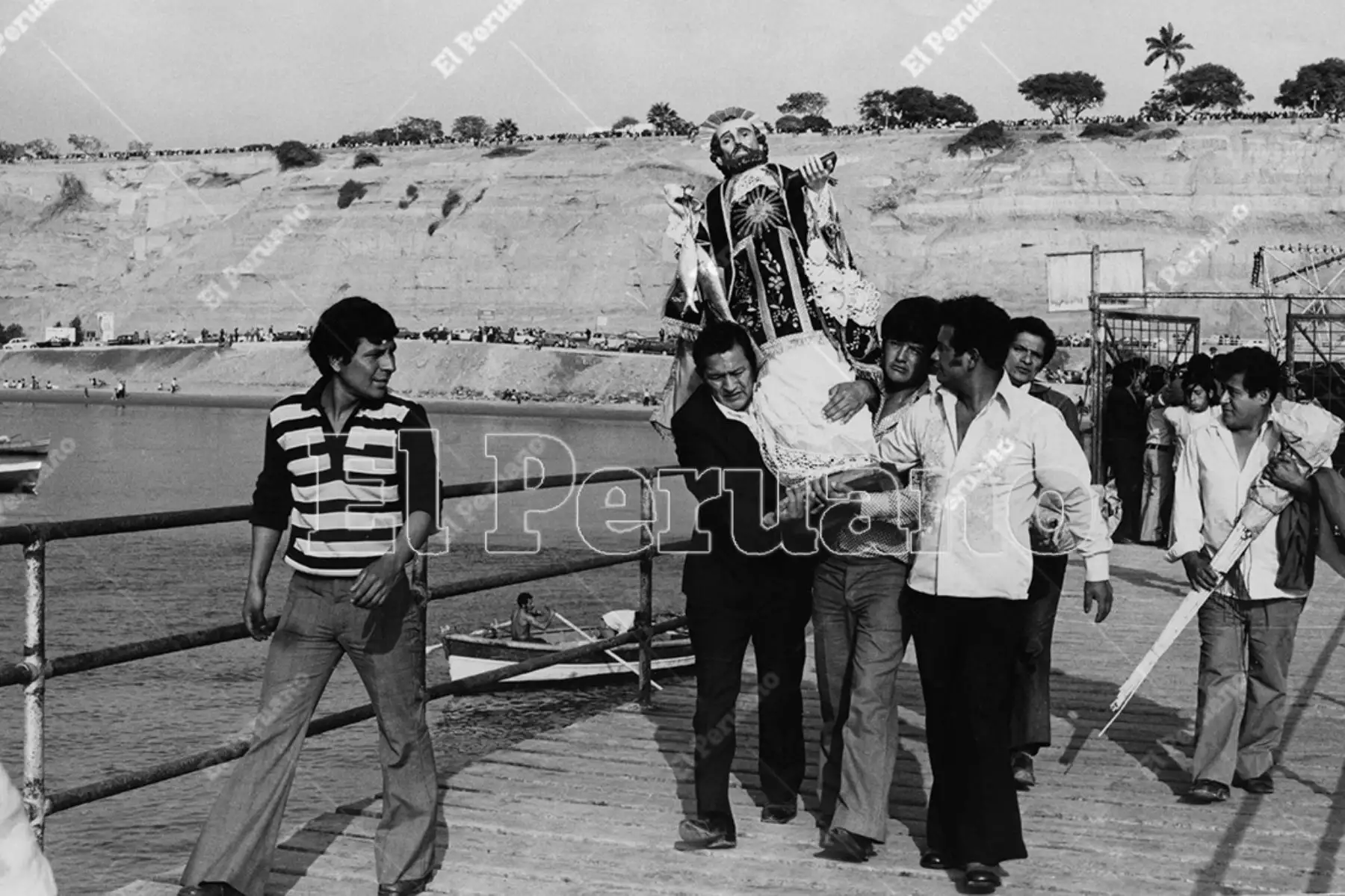 Chorrillos - 29 junio 1975  / Pescadores llevan la imagen de San Pedro en Chorrillos.  Foto: Archivo Histórico de El Peruano / Bernabé Wong