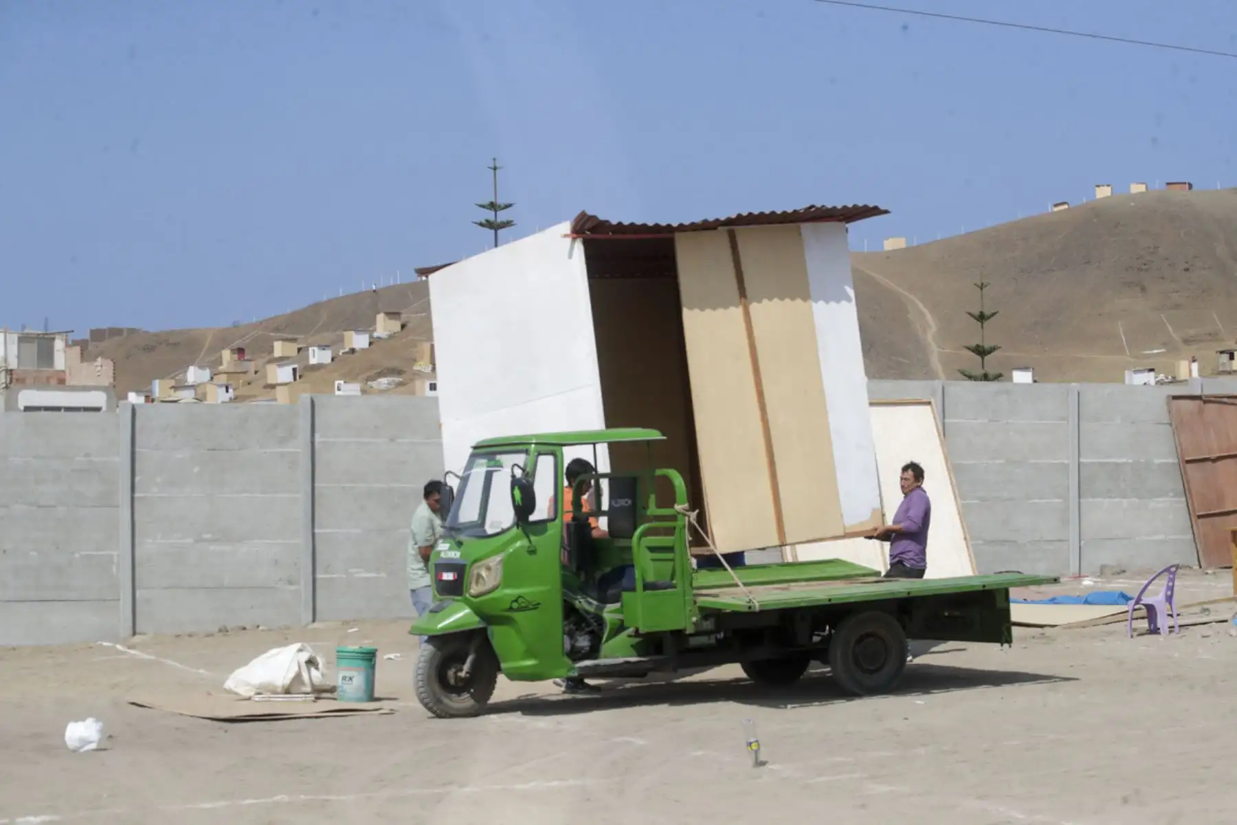 Cerca de 400 efectivos de la Policía Nacional del Perú, incluyendo la Unidad de Caballería, iniciaron esta mañana el desalojo de alrededor de 500 familias que habían ocupado ilegalmente un terreno de bienes estatales en una zona ubicada cerca al balneario de Naplo, Pucusana, al sur de Lima. 

Foto: ANDINA/Juan Carlos Guzmán Negrini