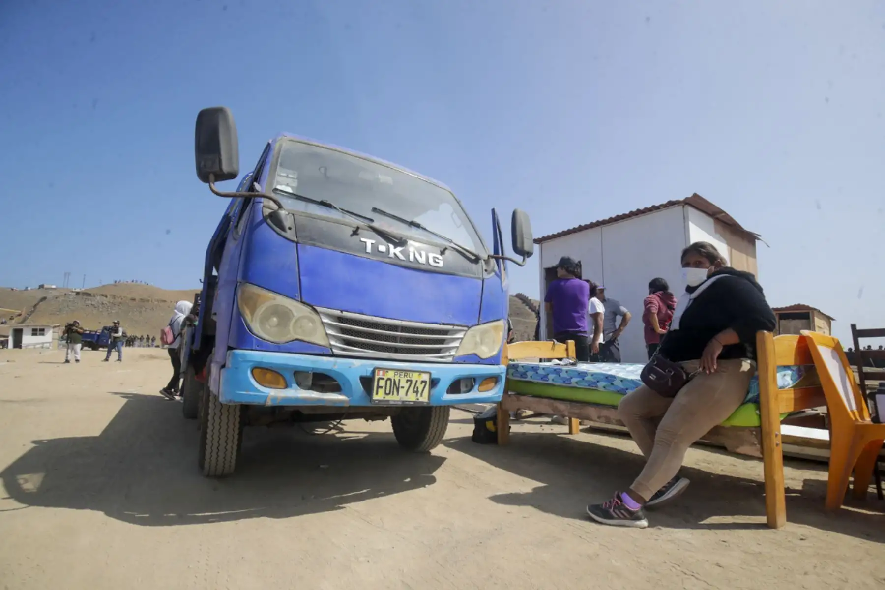 Cerca de 400 efectivos de la Policía Nacional del Perú, incluyendo la Unidad de Caballería, iniciaron esta mañana el desalojo de alrededor de 500 familias que habían ocupado ilegalmente un terreno de bienes estatales en una zona ubicada cerca al balneario de Naplo, Pucusana, al sur de Lima. 

Foto: ANDINA/Juan Carlos Guzmán Negrini