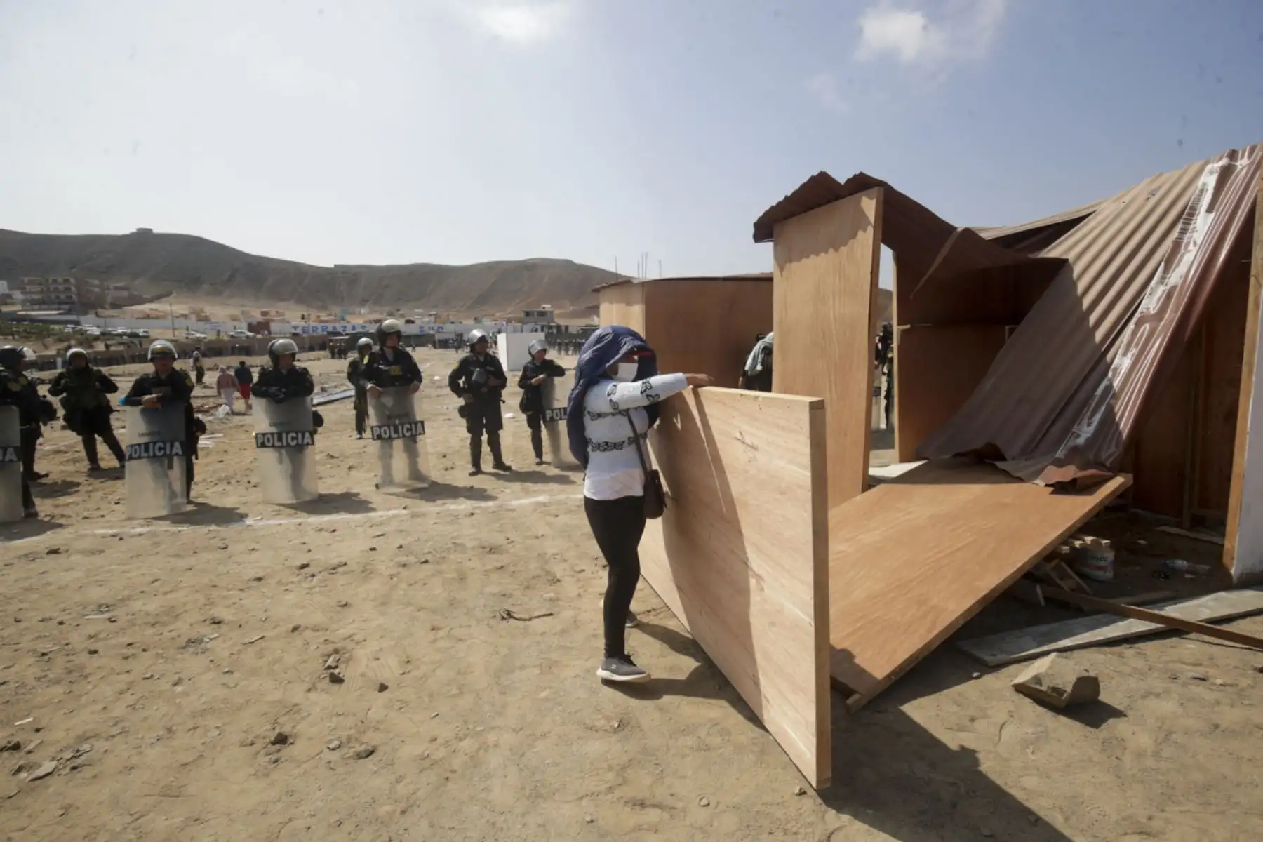 Cerca de 400 efectivos de la Policía Nacional del Perú, incluyendo la Unidad de Caballería, iniciaron esta mañana el desalojo de alrededor de 500 familias que habían ocupado ilegalmente un terreno de bienes estatales en una zona ubicada cerca al balneario de Naplo, Pucusana, al sur de Lima. 

Foto: ANDINA/Juan Carlos Guzmán Negrini
