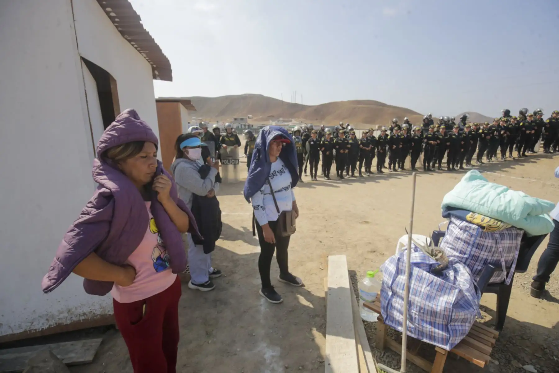 Cerca de 400 efectivos de la Policía Nacional del Perú, incluyendo la Unidad de Caballería, iniciaron esta mañana el desalojo de alrededor de 500 familias que habían ocupado ilegalmente un terreno de bienes estatales en una zona ubicada cerca al balneario de Naplo, Pucusana, al sur de Lima. 

Foto: ANDINA/Juan Carlos Guzmán Negrini