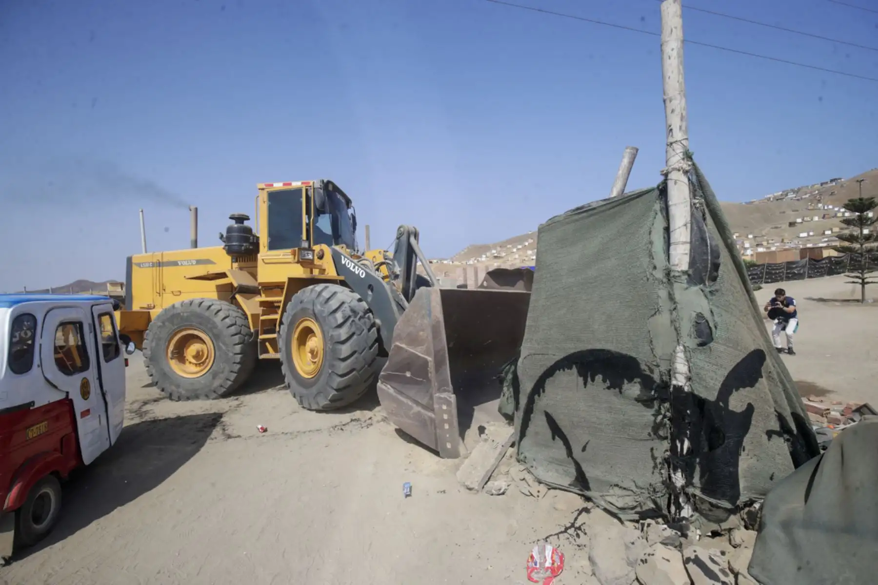 Cerca de 400 efectivos de la Policía Nacional del Perú, incluyendo la Unidad de Caballería, iniciaron esta mañana el desalojo de alrededor de 500 familias que habían ocupado ilegalmente un terreno de bienes estatales en una zona ubicada cerca al balneario de Naplo, Pucusana, al sur de Lima. 

Foto: ANDINA/Juan Carlos Guzmán Negrini