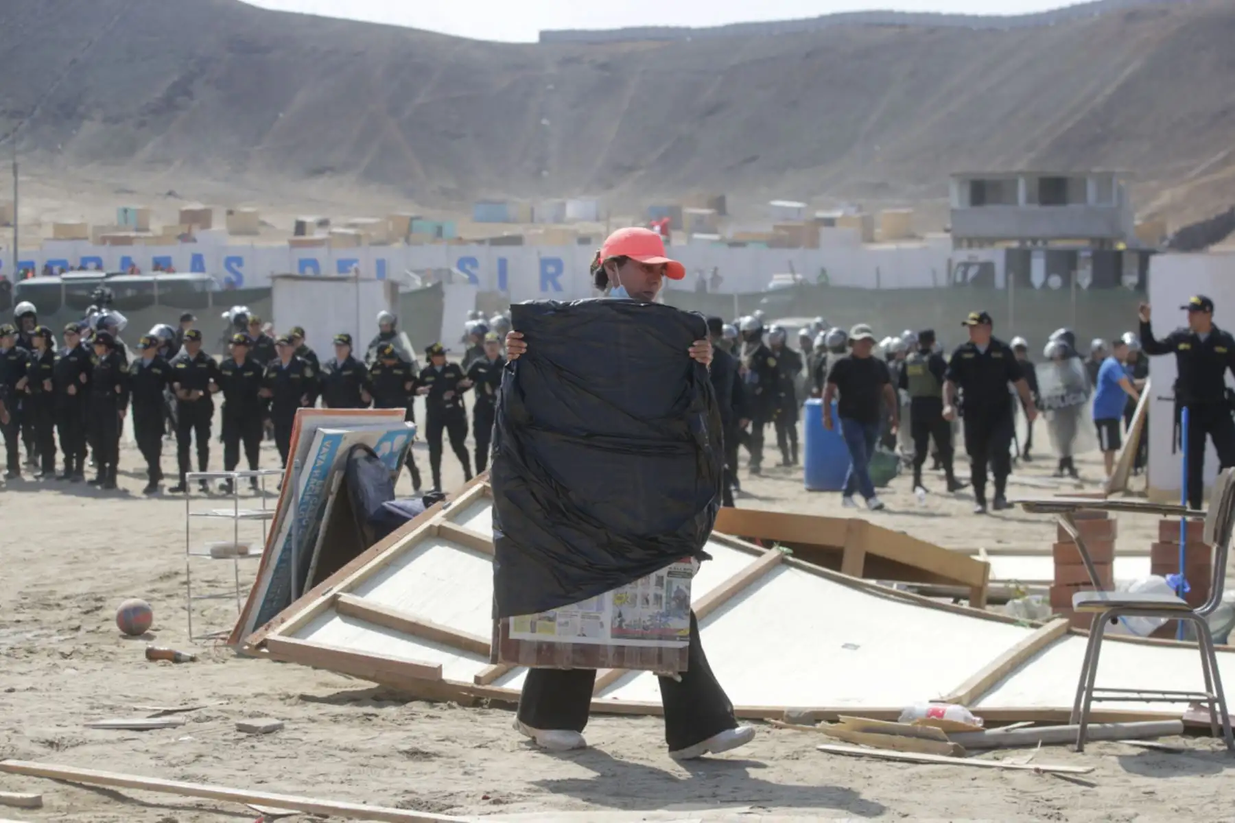 Cerca de 400 efectivos de la Policía Nacional del Perú, incluyendo la Unidad de Caballería, iniciaron esta mañana el desalojo de alrededor de 500 familias que habían ocupado ilegalmente un terreno de bienes estatales en una zona ubicada cerca al balneario de Naplo, Pucusana, al sur de Lima. 

Foto: ANDINA/Juan Carlos Guzmán Negrini