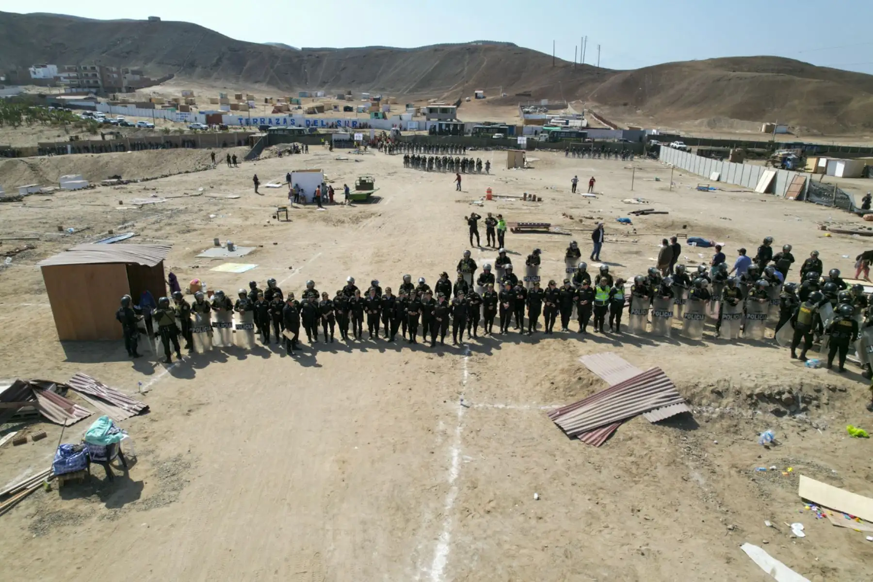 Cerca de 400 efectivos de la Policía Nacional del Perú, incluyendo la Unidad de Caballería, iniciaron esta mañana el desalojo de alrededor de 500 familias que habían ocupado ilegalmente un terreno de bienes estatales en una zona ubicada cerca al balneario de Naplo, Pucusana, al sur de Lima. 

Foto: ANDINA/Juan Carlos Guzmán Negrini