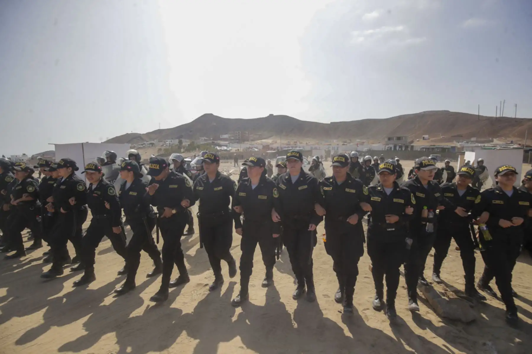 Cerca de 400 efectivos de la Policía Nacional del Perú, incluyendo la Unidad de Caballería, iniciaron esta mañana el desalojo de alrededor de 500 familias que habían ocupado ilegalmente un terreno de bienes estatales en una zona ubicada cerca al balneario de Naplo, Pucusana, al sur de Lima. 

Foto: ANDINA/Juan Carlos Guzmán Negrini