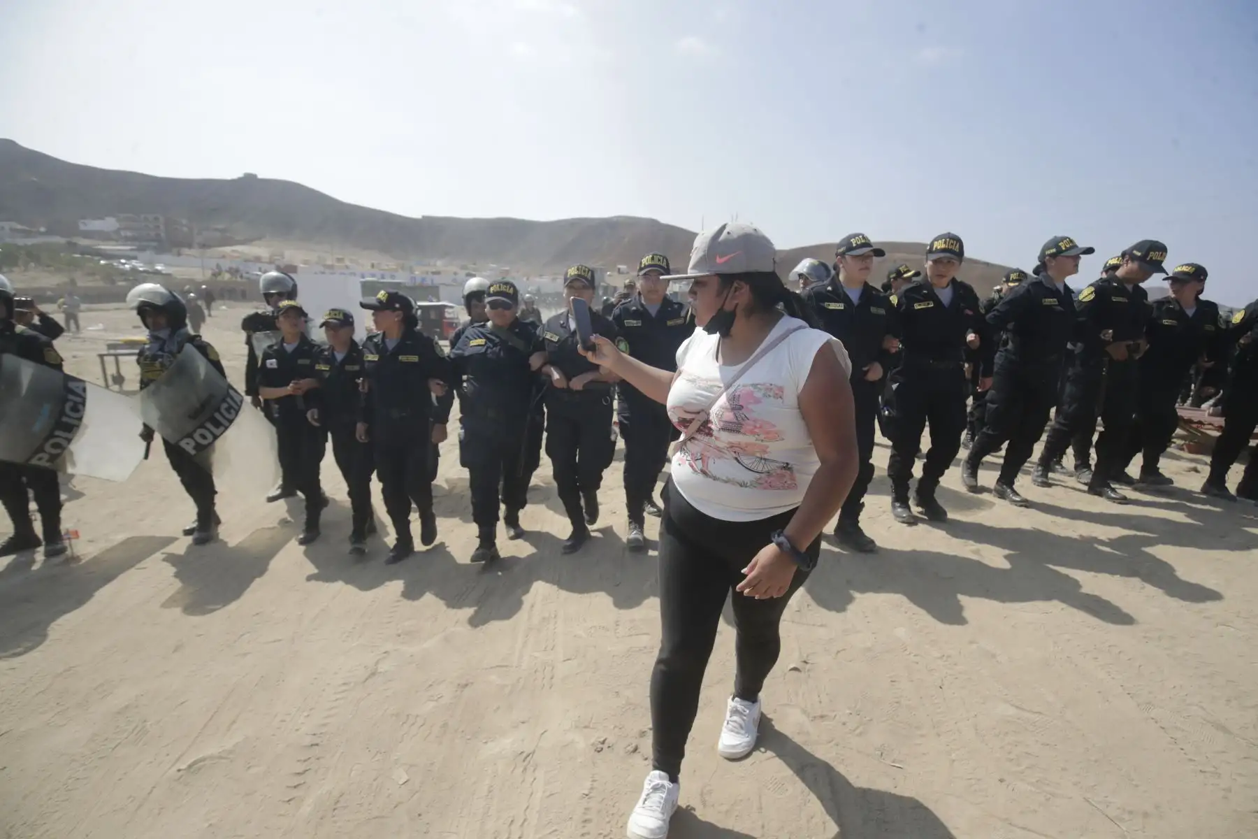 Cerca de 400 efectivos de la Policía Nacional del Perú, incluyendo la Unidad de Caballería, iniciaron esta mañana el desalojo de alrededor de 500 familias que habían ocupado ilegalmente un terreno de bienes estatales en una zona ubicada cerca al balneario de Naplo, Pucusana, al sur de Lima. 

Foto: ANDINA/Juan Carlos Guzmán Negrini