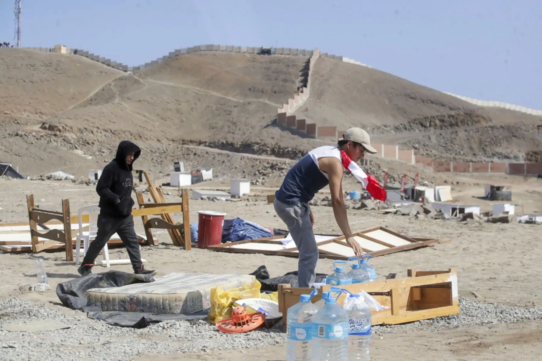 Cerca de 400 efectivos de la Policía Nacional del Perú, incluyendo la Unidad de Caballería, iniciaron esta mañana el desalojo de alrededor de 500 familias que habían ocupado ilegalmente un terreno de bienes estatales en una zona ubicada cerca al balneario de Naplo, Pucusana, al sur de Lima. 

Foto: ANDINA/Juan Carlos Guzmán Negrini