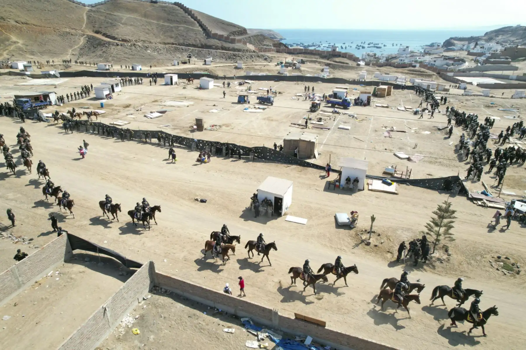 Cerca de 400 efectivos de la Policía Nacional del Perú, incluyendo la Unidad de Caballería, iniciaron esta mañana el desalojo de alrededor de 500 familias que habían ocupado ilegalmente un terreno de bienes estatales en una zona ubicada cerca al balneario de Naplo, Pucusana, al sur de Lima. 

Foto: ANDINA/Juan Carlos Guzmán Negrini