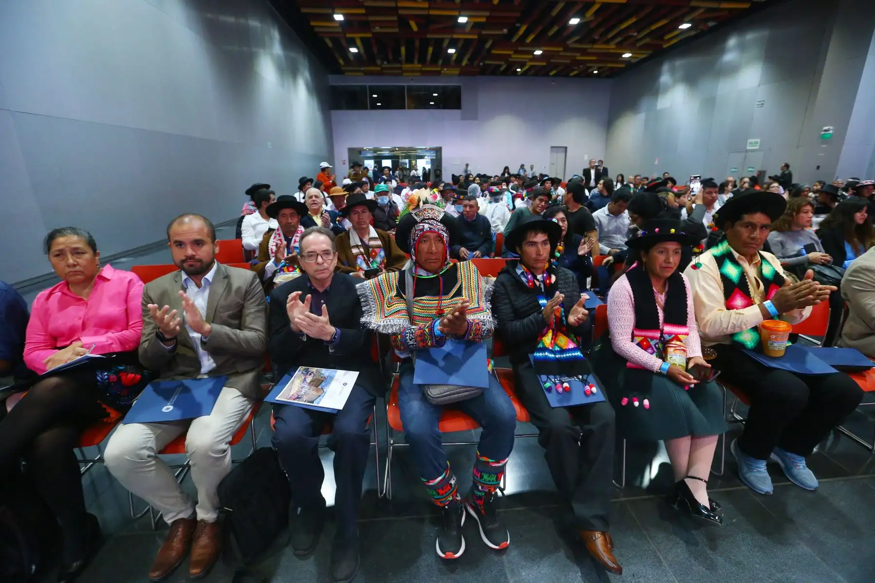 Agro Rural, mediante su Proyecto de Desarrollo Territorial Sostenible, viene desarrollando una gran Feria de Productores provenientes de las zonas de influencia del VRAEM. Aquí exhiben y ponen a la venta sus diferentes productos agrícolas, textiles, artesanías, entre otros.
Foto: ANDINA/ Eddy Ramos